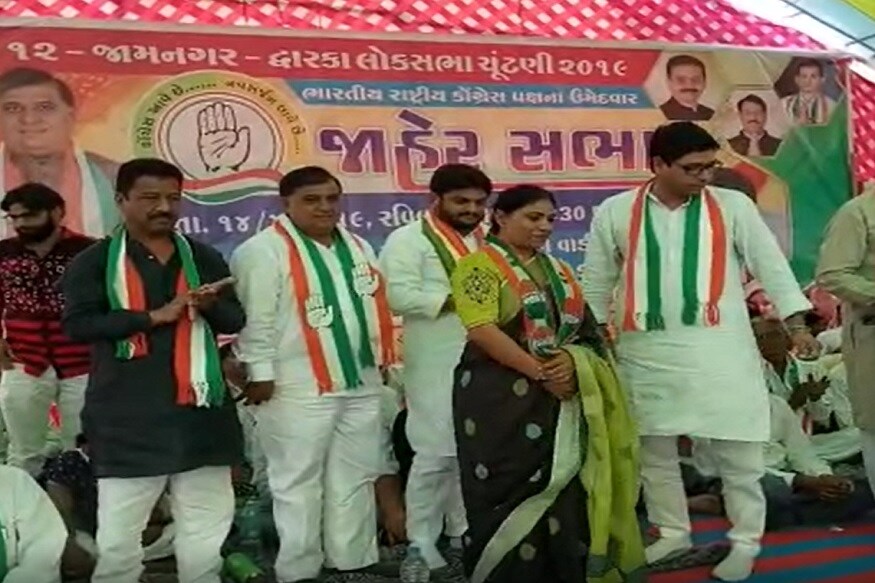 દેશની ક્રિકેટ ટીમમાં રમતા અને જાણીતા ક્રિકેટર રવિન્દ્ર જાડેજાનાં મોટા બહેન નયનાબા તથા પિતા અનિરુદ્ધ જાડેજા કોંગ્રેસમાં જોડાયા છે. આજે એક સમારંભમાં તેમણે કોંગ્રેસનો ખેસ ધારણ કર્યો છે. મહત્વનું છે કે થોડા દિવસ પહેલા રવિન્દ્ર જાડેજાનાં પત્ની રિવાબા ભાજપમાં જોડાયા હતા. દેશની ક્રિકેટ ટીમમાં રમતા અને જાણીતા ક્રિકેટર રવિન્દ્ર જાડેજાનાં મોટા બહેન નયનાબા તથા પિતા અનિરુદ્ધ જાડેજા કોંગ્રેસમાં જોડાયા છે. આજે એક સમારંભમાં તેમણે કોંગ્રેસનો ખેસ ધારણ કર્યો છે. મહત્વનું છે કે થોડા દિવસ પહેલા રવિન્દ્ર જાડેજાનાં પત્ની રિવાબા ભાજપમાં જોડાયા હતા.