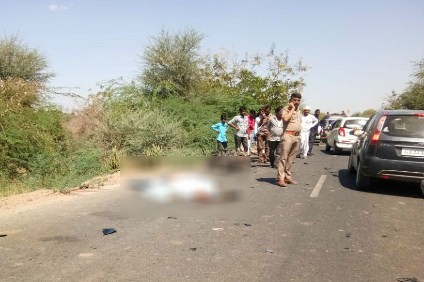 પાટણના બોરતવાળા જુનામાકા પાસે બાઇક અકસ્માતની ઘટના બની છે. પેસેન્જર જીપ અને બાઇક વચ્ચે અકસ્માત થયો છે. અકસ્માતમાં બાઇક ઉપર સવાર બે વ્યક્તિઓના મોત થયા હતા. અકસ્માતમાં પિતા-પુત્રનું ઘટના સ્થળે મોત નીપજ્યું હતું. સુત્રોના જણાવ્યા પ્રમાણે હારીજના બ્રાહ્મણ પરિવારના પિતા પુત્રના મોત થયા છે. ઘટનાની જાણ થતા જ સ્થાનિક લોકોનું ટોળું એકઠાં થયા હતા. સાથે સાથે પોલીસ પણ ઘટના સ્થળે પહોંચીને આગળની કાર્યવાહી હાથધરી હતી. (યશવંત પટેલ, પાટણ) પાટણના બોરતવાળા જુનામાકા પાસે બાઇક અકસ્માતની ઘટના બની છે. પેસેન્જર જીપ અને બાઇક વચ્ચે અકસ્માત થયો છે. અકસ્માતમાં બાઇક ઉપર સવાર બે વ્યક્તિઓના મોત થયા હતા. અકસ્માતમાં પિતા-પુત્રનું ઘટના સ્થળે મોત નીપજ્યું હતું. સુત્રોના જણાવ્યા પ્રમાણે હારીજના બ્રાહ્મણ પરિવારના પિતા પુત્રના મોત થયા છે. ઘટનાની જાણ થતા જ સ્થાનિક લોકોનું ટોળું એકઠાં થયા હતા. સાથે સાથે પોલીસ પણ ઘટના સ્થળે પહોંચીને આગળની કાર્યવાહી હાથધરી હતી. (યશવંત પટેલ, પાટણ)
