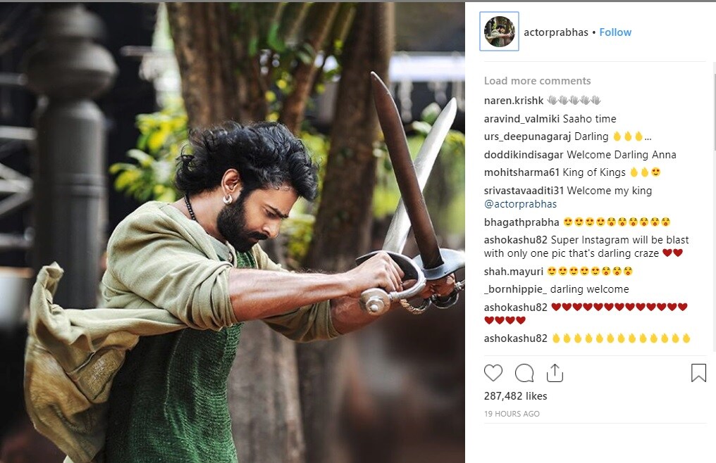 પ્રભાસે શેર કરેલી તસવીરને ઇન્સ્ટાગ્રામ પર 2.75 લાખથી વધુ વ્યુઝ મળ્યા છે. તો 8.5 લાખથી વધુ લોકો તેને ઇન્સ્ટાગ્રામ પર ફોલો કરવા લાગ્યા છે. અને આ સંખ્યા વધી જ રહી છે. પ્રભાસ ટૂંક સમયમાં જ 1 મિલિયન ફોલોઅર્સ પૂર્ણ કરી લેશે. જો પ્રભાસની ફિલ્મની વાત કરીએ તો બ્લોકબસ્ટર પિલ્મ બાહુબલી અને બાહુબલી-2 બાદ હવે પ્રભાસ 'સાહો'માં તેની જબર્દસ્ત એક્ટિંગની સાથે દર્શકોની વચ્ચે આવશે. પ્રભાસે શેર કરેલી તસવીરને ઇન્સ્ટાગ્રામ પર 2.75 લાખથી વધુ વ્યુઝ મળ્યા છે. તો 8.5 લાખથી વધુ લોકો તેને ઇન્સ્ટાગ્રામ પર ફોલો કરવા લાગ્યા છે. અને આ સંખ્યા વધી જ રહી છે. પ્રભાસ ટૂંક સમયમાં જ 1 મિલિયન ફોલોઅર્સ પૂર્ણ કરી લેશે. જો પ્રભાસની ફિલ્મની વાત કરીએ તો બ્લોકબસ્ટર પિલ્મ બાહુબલી અને બાહુબલી-2 બાદ હવે પ્રભાસ 'સાહો'માં તેની જબર્દસ્ત એક્ટિંગની સાથે દર્શકોની વચ્ચે આવશે.