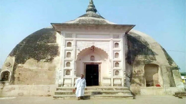 ઉત્તરપ્રદેશના કાનપુર જિલ્લાથી અંદરના વિસ્તારમાં માત્ર ત્રણ કિલોમીટર દૂર એક ગામ આવેલુ છે. અહીં છે તડકામાં છત પરથી પાણીના ટીપાં અને વરસાદમાં છત પરથી પાણી ન ટપકવાનું રહસ્ય. ઉત્તરપ્રદેશના કાનપુર જિલ્લાથી અંદરના વિસ્તારમાં માત્ર ત્રણ કિલોમીટર દૂર એક ગામ આવેલુ છે. અહીં છે તડકામાં છત પરથી પાણીના ટીપાં અને વરસાદમાં છત પરથી પાણી ન ટપકવાનું રહસ્ય.