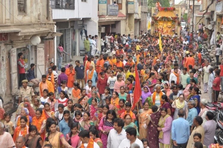 મોસમમાં જેમ જેમ વરસાદની શરૂઆત થાય છે, તેમ છત પરથી પાણી બંધ થઇ જાય છે. આ ઘટના આશ્ચર્યકારક છે પરંતુ સાચી છે. મોસમમાં જેમ જેમ વરસાદની શરૂઆત થાય છે, તેમ છત પરથી પાણી બંધ થઇ જાય છે. આ ઘટના આશ્ચર્યકારક છે પરંતુ સાચી છે.