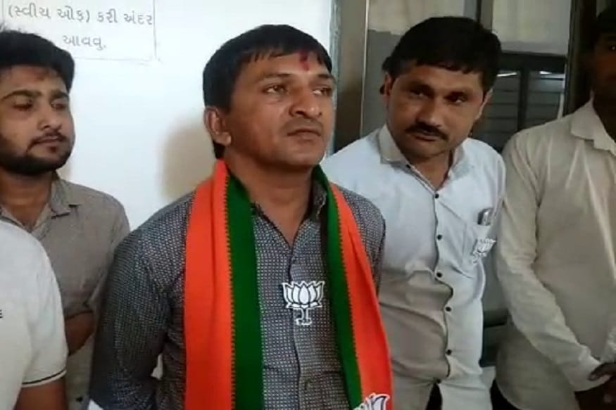 બીજી તરફ ભાજપના કાર્યકર્તા અને વંથલી શહેર ભાજપ મહામંત્રી દિપક વડાલીયાએ જણાવ્યું હતું કે, હનુમાનના મંદિરે હતા હનુમાન જ્યંતિ હોવાથી સાફસફાઇ કરતા હતા. ત્યારે રેશ્મા પટેલ સાથે 10થી 12 મળતીયા આવ્યા અને મારો કાંઠલો પકડીને કહ્યું કે તું મહામંત્રી થઇ ગયો છે અને બહુ ભાજપનું કામ કરે છે. આજે તને ઉપાડી જવા માટે આવ્યા છીએ. એમ કહીં મારવા લાગ્યા હતા. બીજી તરફ ભાજપના કાર્યકર્તા અને વંથલી શહેર ભાજપ મહામંત્રી દિપક વડાલીયાએ જણાવ્યું હતું કે, હનુમાનના મંદિરે હતા હનુમાન જ્યંતિ હોવાથી સાફસફાઇ કરતા હતા. ત્યારે રેશ્મા પટેલ સાથે 10થી 12 મળતીયા આવ્યા અને મારો કાંઠલો પકડીને કહ્યું કે તું મહામંત્રી થઇ ગયો છે અને બહુ ભાજપનું કામ કરે છે. આજે તને ઉપાડી જવા માટે આવ્યા છીએ. એમ કહીં મારવા લાગ્યા હતા.