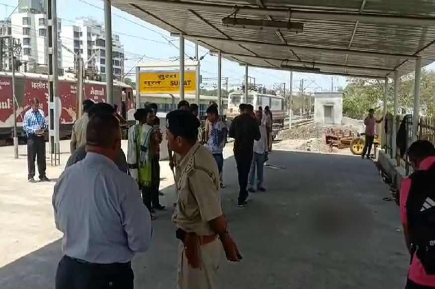 સુરત શહેર દિવસેને દિવસે ગુનાખોરીનું હબ બનતું હોય એવું લાગી રહ્યું છે. હત્યા, ચોરી, લૂંટ અને દુષ્કર્મની ઘટનાઓ બનતી રહે છે. આવી જ એક ઘટના આજે શુક્રવારે સુરત શહેરમાં બની છે. સુરત રેલવે સ્ટેશનના પ્લેટફોર્મ નંબર 4 ઉપર જાહેરમાં જ યુવકને ચપ્પુ વડે રહેંશી નાખવામાં આવ્યો હતો. હત્યા કર્યાબાદ અજાણ્યા યુવકો ફરાર થઇ ગયા હતા. આ અંગે જાણ થતાં પોલીસ ઘટના સ્થળે પહોંચીને આગળની તપાસ હાથધરી છે. (કિર્તેષ પટેલ,સુરત) સુરત શહેર દિવસેને દિવસે ગુનાખોરીનું હબ બનતું હોય એવું લાગી રહ્યું છે. હત્યા, ચોરી, લૂંટ અને દુષ્કર્મની ઘટનાઓ બનતી રહે છે. આવી જ એક ઘટના આજે શુક્રવારે સુરત શહેરમાં બની છે. સુરત રેલવે સ્ટેશનના પ્લેટફોર્મ નંબર 4 ઉપર જાહેરમાં જ યુવકને ચપ્પુ વડે રહેંશી નાખવામાં આવ્યો હતો. હત્યા કર્યાબાદ અજાણ્યા યુવકો ફરાર થઇ ગયા હતા. આ અંગે જાણ થતાં પોલીસ ઘટના સ્થળે પહોંચીને આગળની તપાસ હાથધરી છે. (કિર્તેષ પટેલ,સુરત)