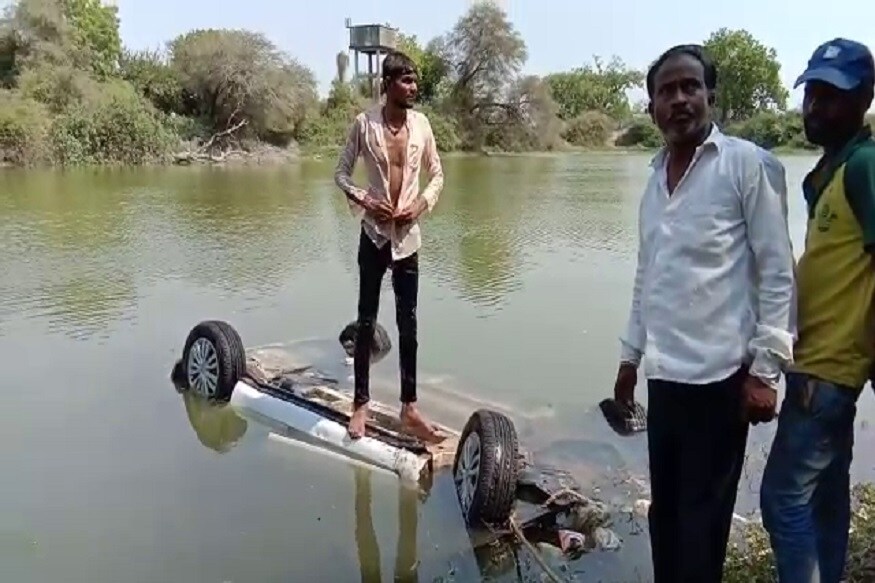 વાઘોડિયાના લીમડાગામે પારુલ કોલેજની સામે તળાવમાં રેલિંગ તોડીને કાર તળાવમાં ખાબકી હોવાની ઘટના બની હતી. ઘટનાની જાણ થતાં જ સ્થાનિકોએ ફાયર બ્રેગડને જાણ કરી હતી. ત સાથેસાથે 108 એમ્બ્યુલન્સને પણ જાણ કરવામાં આવી હતી. ફાયરના જવાનોએ કારમાં રહેલા બે યુવકોને બહાર કાઢ્યા હતા. જોકે તેમનું મોત નીપજ્યું હતું. સાથે સાથે તળાવમાં ખાબકેલી કારને પણ બહાર કાઢવામાં આવી હતી. ઘટનાની જાણ થતાં લોકોના ટોળા એકઠાં થયા હતા. (ફરિદ ખાન, વડોદરા) વાઘોડિયાના લીમડાગામે પારુલ કોલેજની સામે તળાવમાં રેલિંગ તોડીને કાર તળાવમાં ખાબકી હોવાની ઘટના બની હતી. ઘટનાની જાણ થતાં જ સ્થાનિકોએ ફાયર બ્રેગડને જાણ કરી હતી. ત સાથેસાથે 108 એમ્બ્યુલન્સને પણ જાણ કરવામાં આવી હતી. ફાયરના જવાનોએ કારમાં રહેલા બે યુવકોને બહાર કાઢ્યા હતા. જોકે તેમનું મોત નીપજ્યું હતું. સાથે સાથે તળાવમાં ખાબકેલી કારને પણ બહાર કાઢવામાં આવી હતી. ઘટનાની જાણ થતાં લોકોના ટોળા એકઠાં થયા હતા. (ફરિદ ખાન, વડોદરા)