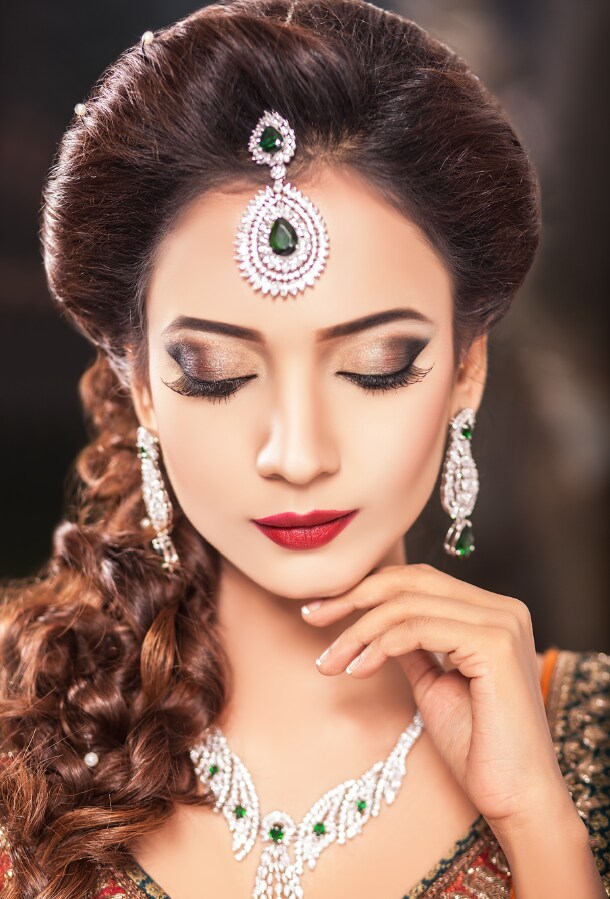 સુંદર પત્ની મેળવવા માટે કરો આ કામ:<br />ભગવાન શિવની ઉપાસના કરવાથી સુંદર જીવનસાથીની પ્રાપ્તિ થાય છે. પરંતુ અઠવાડિયામાં એક વખત સોમવારે નિયમિત સવારે સ્નાન બાદ શિવલિંગ ઉપર ગાયના દૂધથી અભિષેક કરવો જોઈએ. પ્રયત્ન કરો કે આ દરમિયાન મંદિરમાં કોઈ ન હોય જેથી કોઈ તમને ટોકી ન શકે. જો તમે 16 સોમવાર સુધી આ વ્રત સંપૂર્ણ મનથી કરો છો, તો તમને ખૂબ સુંદર પત્ની મળી શકે છે. સુંદર પત્ની મેળવવા માટે કરો આ કામ:<br />ભગવાન શિવની ઉપાસના કરવાથી સુંદર જીવનસાથીની પ્રાપ્તિ થાય છે. પરંતુ અઠવાડિયામાં એક વખત સોમવારે નિયમિત સવારે સ્નાન બાદ શિવલિંગ ઉપર ગાયના દૂધથી અભિષેક કરવો જોઈએ. પ્રયત્ન કરો કે આ દરમિયાન મંદિરમાં કોઈ ન હોય જેથી કોઈ તમને ટોકી ન શકે. જો તમે 16 સોમવાર સુધી આ વ્રત સંપૂર્ણ મનથી કરો છો, તો તમને ખૂબ સુંદર પત્ની મળી શકે છે.