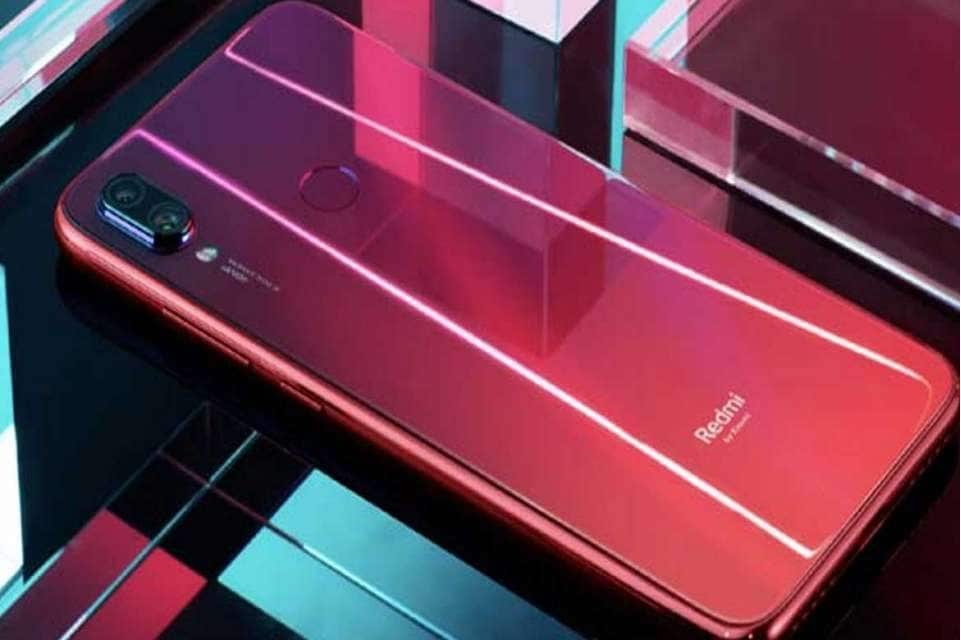 Redmi Note 7 proમાં ડોટ નોચ ડિસ્પ્લે છે. ફોન વિશેની સૌથી અગત્યની વાત એ છે કે ઔરા ડિઝાઇન તેની પાછળની પેનલ પર આપવામાં આવી છે, જે જોવા માટે સુંદર આકર્ષક લૂક આપશે. આ ઉપરાંત, કૉર્નિંગ ગોરિલા ગ્લાસ 5 ફોનની બંને બાજુએ છે. તેની પ્રારંભિક કિંમત રૂ. 13,999 પર નક્કી કરી છે, જેમાં 4 જીબી રેમ + 64 જીબી ઇન્ટરનલ સ્ટોરેજ છે. જે તમે ઓફરમાં ખરીદી શકો છો. Redmi Note 7 proમાં ડોટ નોચ ડિસ્પ્લે છે. ફોન વિશેની સૌથી અગત્યની વાત એ છે કે ઔરા ડિઝાઇન તેની પાછળની પેનલ પર આપવામાં આવી છે, જે જોવા માટે સુંદર આકર્ષક લૂક આપશે. આ ઉપરાંત, કૉર્નિંગ ગોરિલા ગ્લાસ 5 ફોનની બંને બાજુએ છે. તેની પ્રારંભિક કિંમત રૂ. 13,999 પર નક્કી કરી છે, જેમાં 4 જીબી રેમ + 64 જીબી ઇન્ટરનલ સ્ટોરેજ છે. જે તમે ઓફરમાં ખરીદી શકો છો.