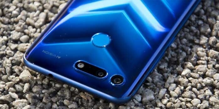 Honor View 20 સ્માર્ટફોનના ફીચર્સની વાત કરીએ તો તેમા ઓલ વ્યુ ડિસ્પ્લે, 48 મેગાપિક્સલ કેમેરો રિયર કેમેરા, ઈન ડિસ્પ્લે સેલ્ફી કેમેરા અને લિંક ટર્બો ફીચર છે. તેમા એક 3D કૅમેરો પણ છે જેને ટોફ કહેવામાં આવે છે. કંપનીએ દાવો કર્યો કર્યો છે આ ફોન 20 મિનિટમાં ચાર્જ થઇ જશે, આ ફોનના 4જીબી રેમ અને 128 જીબીની કિંમત 24,990 રુપિયા છે અને 6જીબી અને 128 જીબી સ્ટોરેજ વેરિએન્ટની કિંમત 25,990 રુપિયા છે. Honor View 20 સ્માર્ટફોનના ફીચર્સની વાત કરીએ તો તેમા ઓલ વ્યુ ડિસ્પ્લે, 48 મેગાપિક્સલ કેમેરો રિયર કેમેરા, ઈન ડિસ્પ્લે સેલ્ફી કેમેરા અને લિંક ટર્બો ફીચર છે. તેમા એક 3D કૅમેરો પણ છે જેને ટોફ કહેવામાં આવે છે. કંપનીએ દાવો કર્યો કર્યો છે આ ફોન 20 મિનિટમાં ચાર્જ થઇ જશે, આ ફોનના 4જીબી રેમ અને 128 જીબીની કિંમત 24,990 રુપિયા છે અને 6જીબી અને 128 જીબી સ્ટોરેજ વેરિએન્ટની કિંમત 25,990 રુપિયા છે.