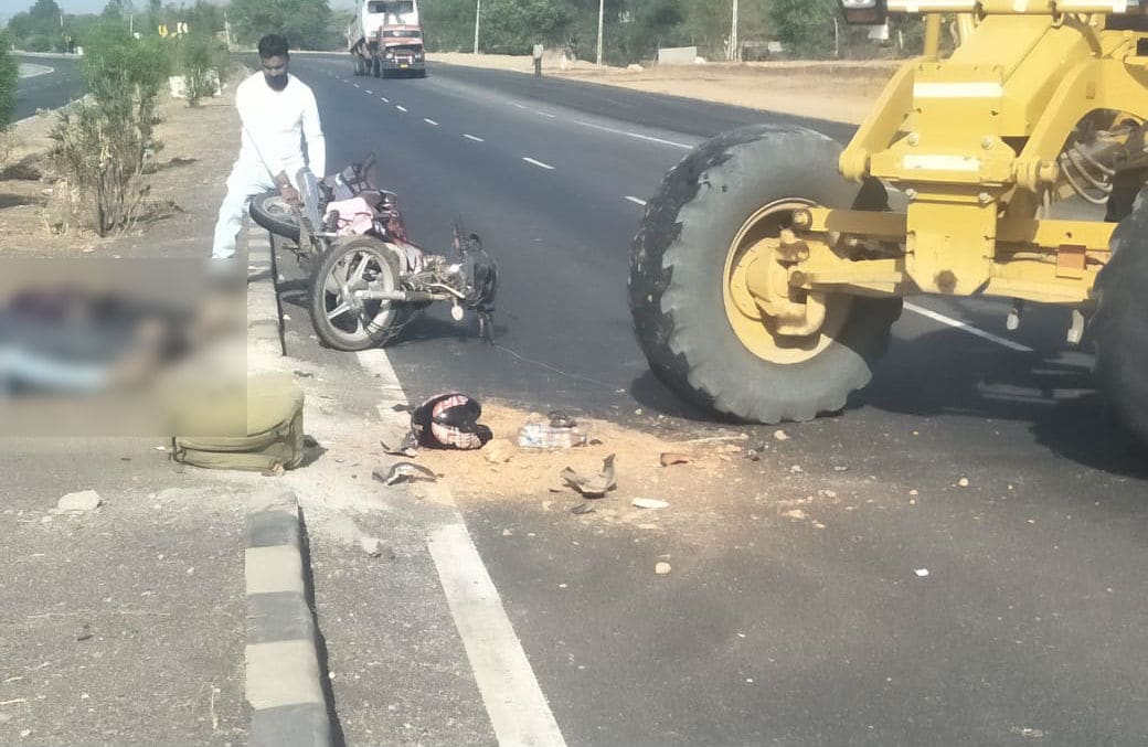 આ મામલે મળતી માહિતી પ્રમાણે અમદાવાદ-ઉદેપુરનાં છ માર્ગીય હાઇવેનાં નવીનીકરણનું કામ ચાલી રહ્યું છે. ત્યારે એક મશીનથી શામળાજી નજીક મેરાવાડ ગામ પાસે કામ થઇ રહ્યું હતું. ત્યાં એક 3 યુવાનો સવાર એક બાઇક આ મશીનને અથડાતા ગંભીર અકસ્માત સર્જાયો હતો. આ મામલે મળતી માહિતી પ્રમાણે અમદાવાદ-ઉદેપુરનાં છ માર્ગીય હાઇવેનાં નવીનીકરણનું કામ ચાલી રહ્યું છે. ત્યારે એક મશીનથી શામળાજી નજીક મેરાવાડ ગામ પાસે કામ થઇ રહ્યું હતું. ત્યાં એક 3 યુવાનો સવાર એક બાઇક આ મશીનને અથડાતા ગંભીર અકસ્માત સર્જાયો હતો.