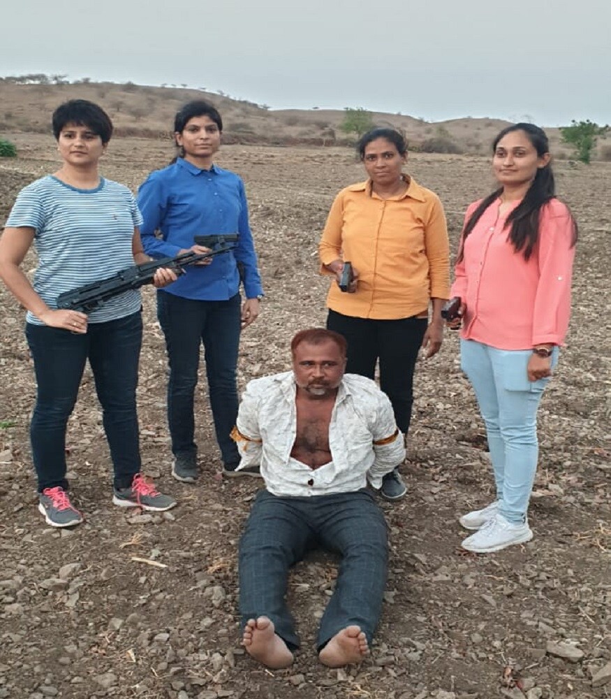કહેવાય છે કે, પોલીસ ખાતુ હોય કે, અન્ય કોઈ વિભાગ જેમાં મહિલા કર્મચારી ઓફિસ વર્ક કરવાનું વધારે પસંદ કરતી હોય છે, ત્યારે એટીએસના ડીઆઈજી હિમાંશુ શુક્લાએ આ મહત્વપૂર્ણ ઓપરેશન માટે ચાર બહાદુર મહિલા ટીમને જવાબદારી સોંપી અને ચારેય મહિલા પીએસાઈએ જૂનાગઢના કુખ્યાત ગુનેગાર જુસાબ અલ્લારખાને ઝડપી પાડીને સમાજમાં દાખલો બેસાડ્યો. તમને એ પણ જણાવી દઈએ કે, સંતોકબેન આડેદરાએ બે દિવસ પહેલા પણ બે આરોપીઓને બહાદુરીથી ઝડપ્યા હતા. ધોરાજીના પાટણવાવ પોલીસ સ્ટેશનમાં ભાડેરના જીવન સાંગાણીની હત્યા કેસમાં નાસતા ફરતા બે વોન્ટેડ આરોપીઓને પકડ્યા હતા. કહેવાય છે કે, પોલીસ ખાતુ હોય કે, અન્ય કોઈ વિભાગ જેમાં મહિલા કર્મચારી ઓફિસ વર્ક કરવાનું વધારે પસંદ કરતી હોય છે, ત્યારે એટીએસના ડીઆઈજી હિમાંશુ શુક્લાએ આ મહત્વપૂર્ણ ઓપરેશન માટે ચાર બહાદુર મહિલા ટીમને જવાબદારી સોંપી અને ચારેય મહિલા પીએસાઈએ જૂનાગઢના કુખ્યાત ગુનેગાર જુસાબ અલ્લારખાને ઝડપી પાડીને સમાજમાં દાખલો બેસાડ્યો. તમને એ પણ જણાવી દઈએ કે, સંતોકબેન આડેદરાએ બે દિવસ પહેલા પણ બે આરોપીઓને બહાદુરીથી ઝડપ્યા હતા. ધોરાજીના પાટણવાવ પોલીસ સ્ટેશનમાં ભાડેરના જીવન સાંગાણીની હત્યા કેસમાં નાસતા ફરતા બે વોન્ટેડ આરોપીઓને પકડ્યા હતા.