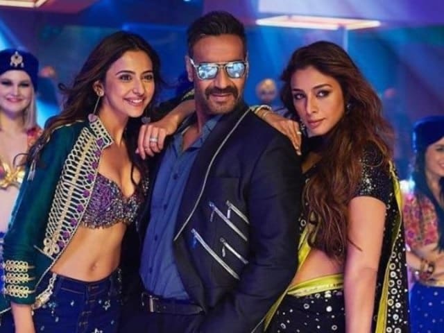 તે બાદ અજય દેવગણનાં ઓછા બોલવા પર સવાલ થયો. ત્યારે તબુએ કહ્યું કે, તેણે લગ્ન પણ એવી છોકરી સાથે કર્યા કે તેને ઘરમાં પણ ઓછુ બોલવું પડે. તે બાદ અજય દેવગણનાં ઓછા બોલવા પર સવાલ થયો. ત્યારે તબુએ કહ્યું કે, તેણે લગ્ન પણ એવી છોકરી સાથે કર્યા કે તેને ઘરમાં પણ ઓછુ બોલવું પડે.
