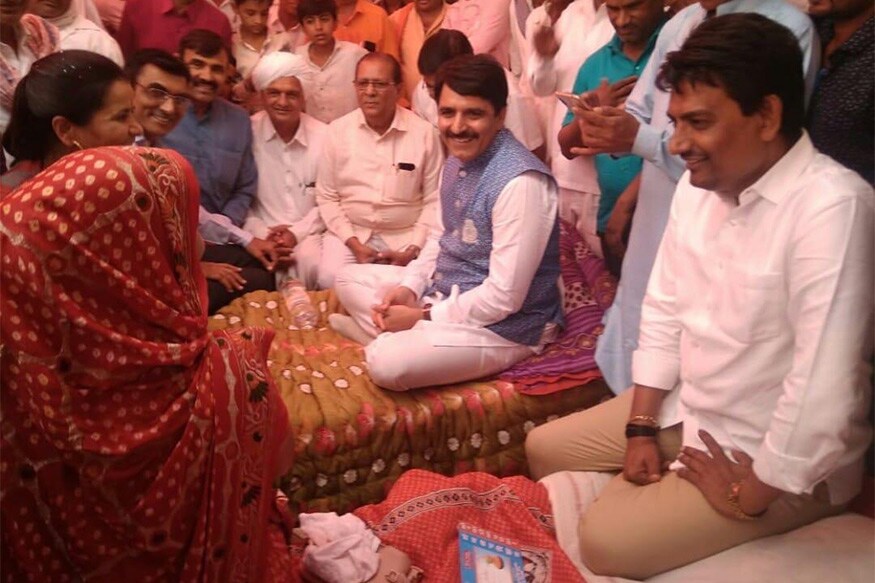 મળતી માહિતી પ્રમાણે ધવલસિંહે ભાજપના નેતાના પુત્રના લગ્નમાં હાજરી આપી હતી. આ દરમિયાન તેઓ ભાજપના નેતાઓ સાથે હળવાશના મૂડમાં દેખાયા હતા. (શંકર ચૌધરી સાથે અલ્પેશ ઠાકોર) મળતી માહિતી પ્રમાણે ધવલસિંહે ભાજપના નેતાના પુત્રના લગ્નમાં હાજરી આપી હતી. આ દરમિયાન તેઓ ભાજપના નેતાઓ સાથે હળવાશના મૂડમાં દેખાયા હતા. (શંકર ચૌધરી સાથે અલ્પેશ ઠાકોર)