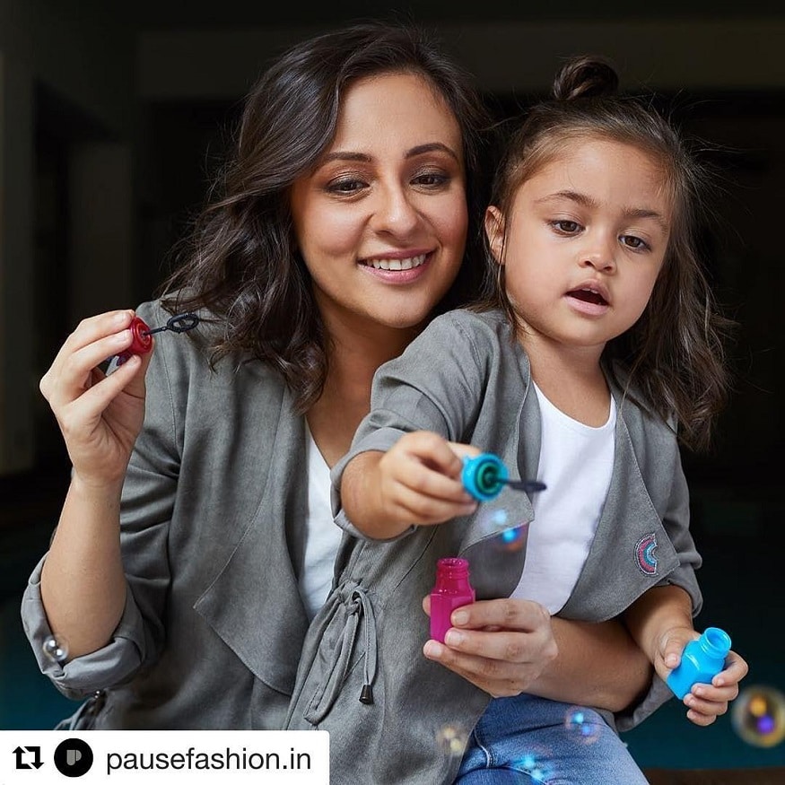 ઇમરાન અને અવંતિકા વચ્ચેનાં સંબંધોમાં તિરાડ પડે થોડો સમય થયો છે. જોકે આ બંને કપલ અલગ થવાની વાત બંનેમાંથી કોઇએ સ્વિકારી નથી. અને તેમનાં નજીકનાં લોકો પણ એવું કહે છે કે આ જોડી એક થયા તે માટે અમે આશાસ્પદ છીએ. ઇમરાન અને અવંતિકા વચ્ચેનાં સંબંધોમાં તિરાડ પડે થોડો સમય થયો છે. જોકે આ બંને કપલ અલગ થવાની વાત બંનેમાંથી કોઇએ સ્વિકારી નથી. અને તેમનાં નજીકનાં લોકો પણ એવું કહે છે કે આ જોડી એક થયા તે માટે અમે આશાસ્પદ છીએ.