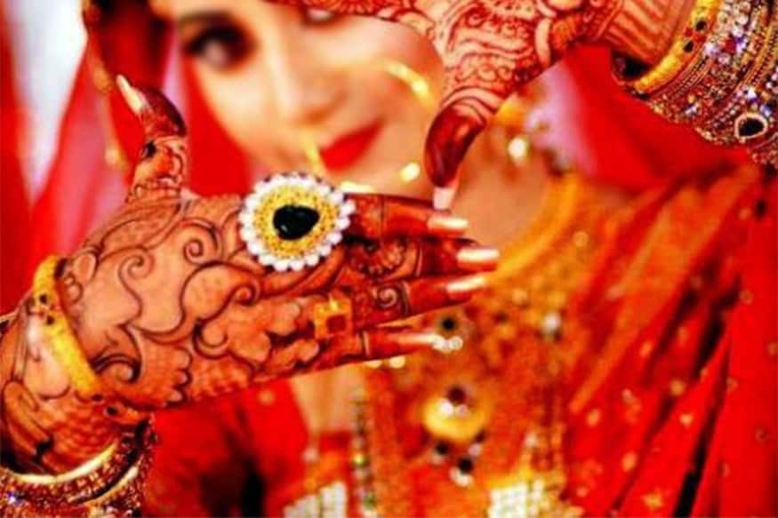 કપીલ શ્રીમાળી : રાજસ્થાનના ઉદયપુરમાં વિદાય બાદ સાસરે જઈ રહેલી દુલ્હનનું ફિલ્મી સ્ટાઇલમાં અજાણ્યા લોકોએ અપહરણ કરી લીધું હતું. આ દરમિયાન આરોપીઓએ દુલ્હા સાથે મારપીટ પણ કરી હતી. ઘટના બાદ બંને પરિવારો આઘાતમાં સરકી ગયા છે. હાલ પોલીસ દુલ્હનને શોધી રહી છે. (પ્રતિકાત્મક તસવીર) કપીલ શ્રીમાળી : રાજસ્થાનના ઉદયપુરમાં વિદાય બાદ સાસરે જઈ રહેલી દુલ્હનનું ફિલ્મી સ્ટાઇલમાં અજાણ્યા લોકોએ અપહરણ કરી લીધું હતું. આ દરમિયાન આરોપીઓએ દુલ્હા સાથે મારપીટ પણ કરી હતી. ઘટના બાદ બંને પરિવારો આઘાતમાં સરકી ગયા છે. હાલ પોલીસ દુલ્હનને શોધી રહી છે. (પ્રતિકાત્મક તસવીર)