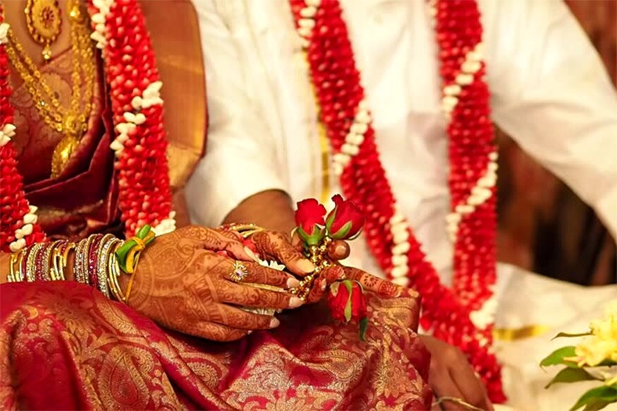 ઘટનાના જાણ થતા જ પરિવારના લોકો એકઠા થઈ ગયા હતા. આ ઘટનાની જાણ હિરણમગરી પોલીસ સ્ટેશનને આપવામાં આવી હતી. પોલીસે ઘટનાસ્થળે પહોંચીને નિરિક્ષણ કર્યું હતું તેમજ સમગ્ર વિસ્તારમાં નાકાબંધી કરી દીધી હતી. ઘટનામાં ઘાયલ દુલ્હાને શહેરની ખાનગી હોસ્પિટલમાં સારવાર માટે ખસેડવામાં આવ્યો છે. પોલીસે આ ઘટના સંદર્ભે એક શકમંદની અટકાયત કરીને તેની પૂછપરછ શરૂ કરી છે.(પ્રતિકાત્મક તસવીર) ઘટનાના જાણ થતા જ પરિવારના લોકો એકઠા થઈ ગયા હતા. આ ઘટનાની જાણ હિરણમગરી પોલીસ સ્ટેશનને આપવામાં આવી હતી. પોલીસે ઘટનાસ્થળે પહોંચીને નિરિક્ષણ કર્યું હતું તેમજ સમગ્ર વિસ્તારમાં નાકાબંધી કરી દીધી હતી. ઘટનામાં ઘાયલ દુલ્હાને શહેરની ખાનગી હોસ્પિટલમાં સારવાર માટે ખસેડવામાં આવ્યો છે. પોલીસે આ ઘટના સંદર્ભે એક શકમંદની અટકાયત કરીને તેની પૂછપરછ શરૂ કરી છે.(પ્રતિકાત્મક તસવીર)