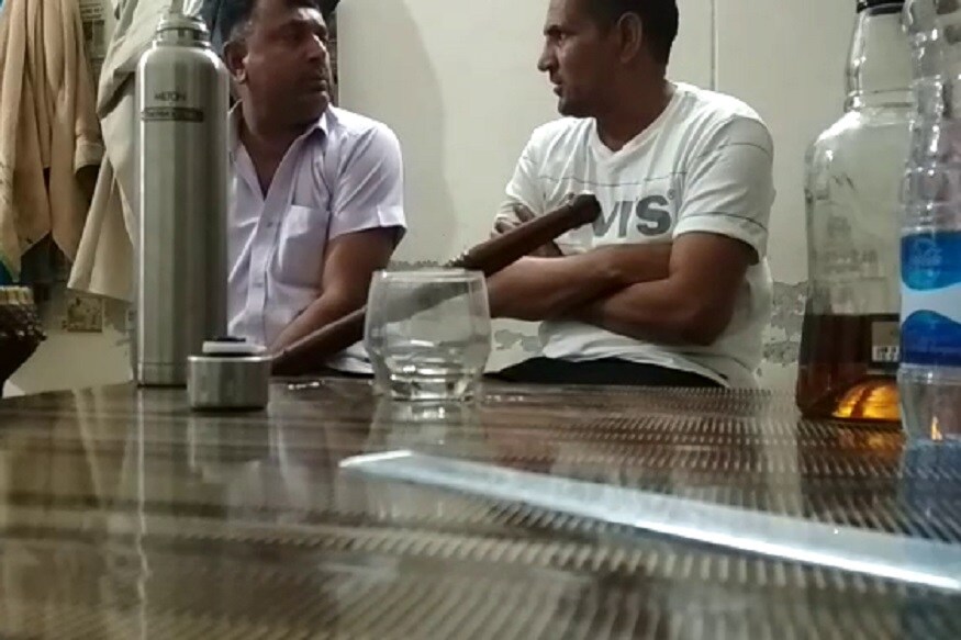 દારૂડિયાઓની જમાવટ, દારૂની બોટલ અને ગ્લાસ, સાથે હુક્કાની ગુડગુડાહટ આ મહેફિલ ગુરૂગ્રામ સેક્ટર 37માં સ્થિત પોલીસ સ્ટેશનમાં જામી હતી. પોલીસ કર્મિઓએ આરોપીઓ સાથે દારૂ ઢિંચ્યો, અને મહેફિલ સજાવી. દારૂડિયાઓની જમાવટ, દારૂની બોટલ અને ગ્લાસ, સાથે હુક્કાની ગુડગુડાહટ આ મહેફિલ ગુરૂગ્રામ સેક્ટર 37માં સ્થિત પોલીસ સ્ટેશનમાં જામી હતી. પોલીસ કર્મિઓએ આરોપીઓ સાથે દારૂ ઢિંચ્યો, અને મહેફિલ સજાવી.