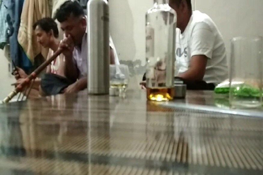 પોલીસની વર્દીઓ દિવાલ પર ટિંગાળેલી હતી. પોલીસ સ્ટેશનમાં સજેલી મહેફીલ લાંબો સમય ચાલતી રહી અને જેમ જેમ દારૂના નશાએ બરોબરનો રંગ પકડી લીધો ત્યારબાદ બધા પોત પોતાના ઠેકાણે જતા રહ્યા. પોલીસની વર્દીઓ દિવાલ પર ટિંગાળેલી હતી. પોલીસ સ્ટેશનમાં સજેલી મહેફીલ લાંબો સમય ચાલતી રહી અને જેમ જેમ દારૂના નશાએ બરોબરનો રંગ પકડી લીધો ત્યારબાદ બધા પોત પોતાના ઠેકાણે જતા રહ્યા.