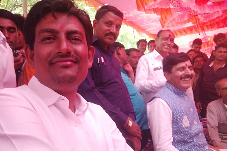 ધવલસિંહની જે તસવીર વાયરલ થઈ છે તેમાં તેઓ બાયડ તાલુકાના ભાજપના તાલુકા પંચાયતના સભ્ય અને તાલુકા પ્રમુખ સાથે નજરે પડી રહ્યા છે. આ મામલે કોંગ્રેસી નેતા ધવલસિંહે જ સોશયિલ મીડિયામાં તસવીર પોસ્ટ કરી હતી. (તસવીર : શંકર ચૌધરી સાથે અલ્પેશ ઠાકોરની સેલ્ફી) ધવલસિંહની જે તસવીર વાયરલ થઈ છે તેમાં તેઓ બાયડ તાલુકાના ભાજપના તાલુકા પંચાયતના સભ્ય અને તાલુકા પ્રમુખ સાથે નજરે પડી રહ્યા છે. આ મામલે કોંગ્રેસી નેતા ધવલસિંહે જ સોશયિલ મીડિયામાં તસવીર પોસ્ટ કરી હતી. (તસવીર : શંકર ચૌધરી સાથે અલ્પેશ ઠાકોરની સેલ્ફી)