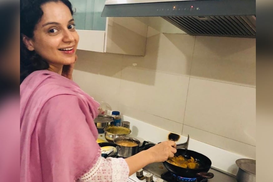 કંગના રનૌટ પણ તે સ્ટાર્સની ટિમમાં શામેલ છે જેઓ પીએમ મોદીની જીતથી ખુશ છે અને તેણે સોશિયલ મીડિયા પર PM મોદીની જીતનાં વધામણા પાઠવ્યા છે તેમજ આ ખુશીનાં અવસરે તેણે ચા અને પકોડા બનાવીને ઉજવણી કરી હતી. કંગના રનૌટ પણ તે સ્ટાર્સની ટિમમાં શામેલ છે જેઓ પીએમ મોદીની જીતથી ખુશ છે અને તેણે સોશિયલ મીડિયા પર PM મોદીની જીતનાં વધામણા પાઠવ્યા છે તેમજ આ ખુશીનાં અવસરે તેણે ચા અને પકોડા બનાવીને ઉજવણી કરી હતી.