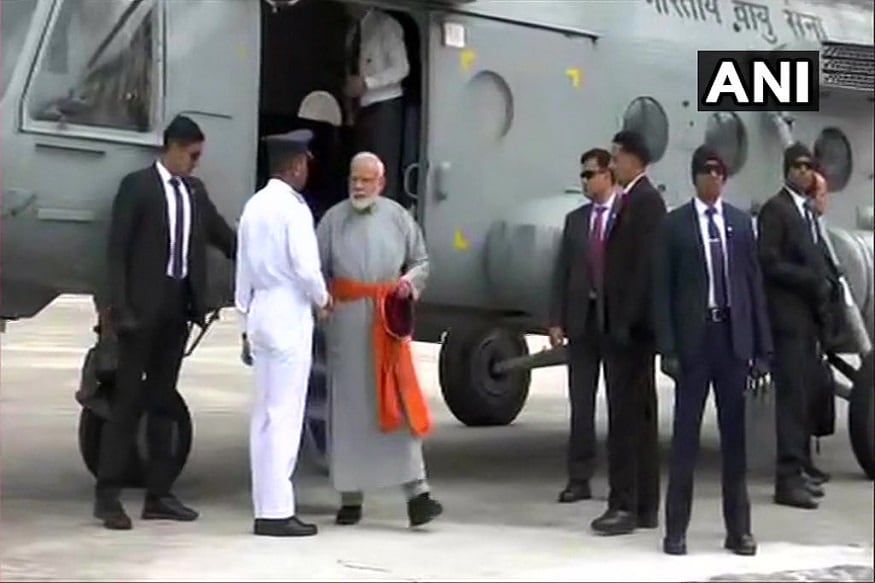 PM મોદી દર્શન કરવા આવ્યા ત્યારે તેઓ પહાડી વસ્ત્રો અને પહાડી ટોપી પહેરીને આવ્યા હતાં તેમણે કેસરી ખેસ તેમની કમર પર બાંધ્યો હતો. PM મોદી દર્શન કરવા આવ્યા ત્યારે તેઓ પહાડી વસ્ત્રો અને પહાડી ટોપી પહેરીને આવ્યા હતાં તેમણે કેસરી ખેસ તેમની કમર પર બાંધ્યો હતો.