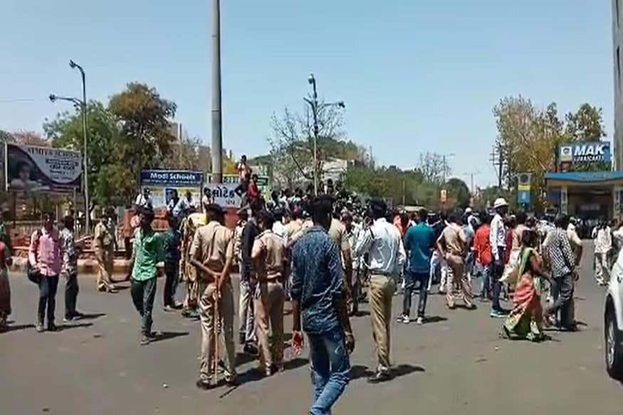 આ મામલે દલિત નેતા અને વડગામ ધારાસભ્ય જીજ્ઞેશ મેવાણીએ સરકારને ચીમકી આપી છે કે, મૃતક યુવાનના પરિવારની માંગ સરકારે આવતીકાલે સવારે 10 વાગ્યા સુધી ન સ્વીકારી તો મૃતદેહ લઈ મુખ્યમંત્રી નિવાસ સ્થાને જવામાં આવશે. આ મામલે દલિત નેતા અને વડગામ ધારાસભ્ય જીજ્ઞેશ મેવાણીએ સરકારને ચીમકી આપી છે કે, મૃતક યુવાનના પરિવારની માંગ સરકારે આવતીકાલે સવારે 10 વાગ્યા સુધી ન સ્વીકારી તો મૃતદેહ લઈ મુખ્યમંત્રી નિવાસ સ્થાને જવામાં આવશે.