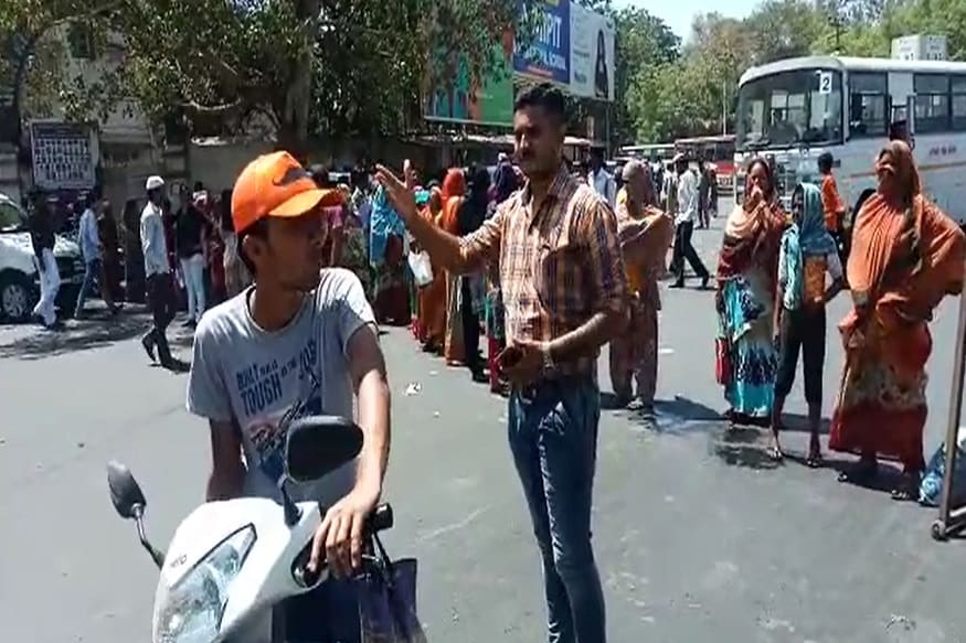 રોષે ભરાયેલા દલિતોએ અહીં સરકારી હોસ્પિટલ પાસે સ્થિત બાબાસાહેબની પ્રતિમા પાસે ચક્કાજામ કરી દીધુ હતું. મૃતક યુવક સહિત તેમના પરિવારજનો માટે દલિત સમુદાયે ન્યાયની માંગ કરી છે. તેના માટે પત્ર લખી સરકાર સામે છ જેટલી માંગ મુકવામાં આવી છે. આટલું જ નહીં, મૃતદેહ સ્વીકારવાની પણ ના પાડી દીધી છે. પરિવારે ચીમકી આપી છે કે, 24 કલાકમાં અમારી માંગ સ્વીકારવામાં નહીં આવે તો, પૂરા રાજ્યમાં આંદોલન કરવામાં આવશે. રોષે ભરાયેલા દલિતોએ અહીં સરકારી હોસ્પિટલ પાસે સ્થિત બાબાસાહેબની પ્રતિમા પાસે ચક્કાજામ કરી દીધુ હતું. મૃતક યુવક સહિત તેમના પરિવારજનો માટે દલિત સમુદાયે ન્યાયની માંગ કરી છે. તેના માટે પત્ર લખી સરકાર સામે છ જેટલી માંગ મુકવામાં આવી છે. આટલું જ નહીં, મૃતદેહ સ્વીકારવાની પણ ના પાડી દીધી છે. પરિવારે ચીમકી આપી છે કે, 24 કલાકમાં અમારી માંગ સ્વીકારવામાં નહીં આવે તો, પૂરા રાજ્યમાં આંદોલન કરવામાં આવશે.