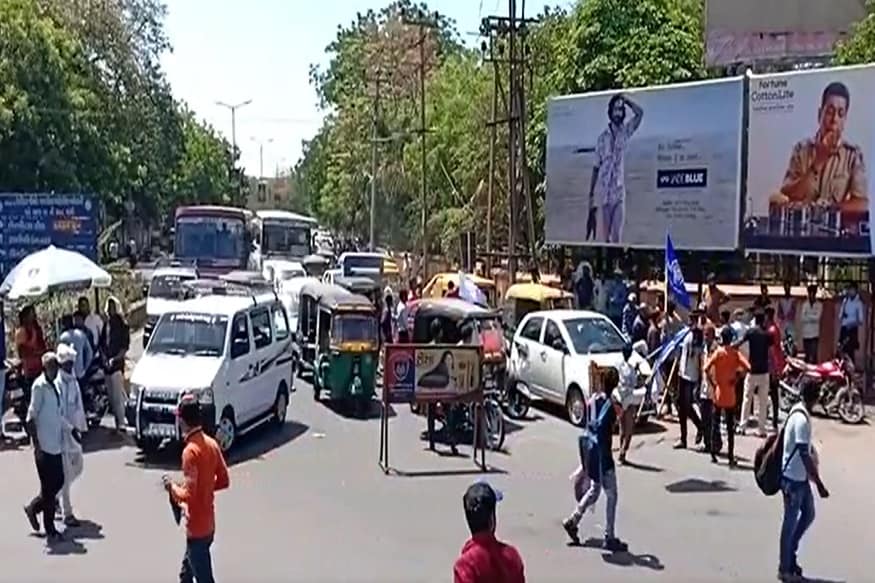અંકિત પોપટ, રાજકોટ: રાજકોટના કોટણાસાંગાણીના માણેકવાડ ગામમાં એક યુવકની હત્યાના મામલે ભારે વિવાદ ઉભો થયો છે. આ મામલે દલિત નેતા જીજ્ઞેશ મેવાણી સહિત પૂરો દલિત સમુદાય રસ્તા પર ઉતરી પડ્યો છે. અને મૃતક પરિવારની માંગ આવતીકાલ સુધી ન સ્વીકારી તો મૃતદેહ લઈ સીએમ નિવાસ સ્થાને જઈશું તેવી ચીમકી પણ આપી છે. અંકિત પોપટ, રાજકોટ: રાજકોટના કોટણાસાંગાણીના માણેકવાડ ગામમાં એક યુવકની હત્યાના મામલે ભારે વિવાદ ઉભો થયો છે. આ મામલે દલિત નેતા જીજ્ઞેશ મેવાણી સહિત પૂરો દલિત સમુદાય રસ્તા પર ઉતરી પડ્યો છે. અને મૃતક પરિવારની માંગ આવતીકાલ સુધી ન સ્વીકારી તો મૃતદેહ લઈ સીએમ નિવાસ સ્થાને જઈશું તેવી ચીમકી પણ આપી છે.