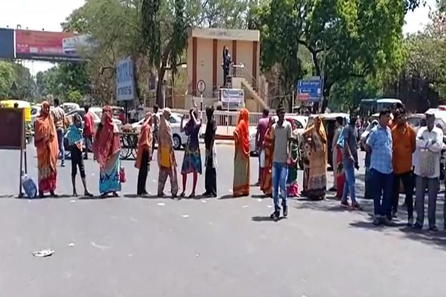 શું માંગ છે દલિત સમુદાયની?<br />1 - મૃતક રાજેશનું ફોરેન્સિક પોસ્ટમાર્ટમ કરી તેની વીડિયોગ્રાફી કરવામાં આવે.<br />2 - મૃતકના શરીર પર કરવામાં આવેલા ઘાની તસવીરો કરાવી તપાસમાં સામેલ કરવામાં આવે.<br />3 - પરિવાર અને ગામના દલિત સમુદાયને આત્મરક્ષા માટે હથિયારનું લાયસન્સ આપવામાં આવે.<br />4 - એસસી, એસટી સેલ ડીવાયએસપી શ્રુતિ મહેતાની ઢીલી અને આરોપીલક્ષી નીતિઓના કારણે તેમને સસ્પેન્ડ કરવામાં આવે.<br />5 - પીડિત પરિવાર માણેકવાડામાં અસુરક્ષિત હોવાના કારણે તેમને રાજકોટમાં જમીન-મકાન સહિત 50 લાખની સરકારી મદદ કરવામાં આવે.<br />6 - મૃતક રાજેશની માતા અને નાનજીભાઈની પત્નીને સરકારી નોકરી આપવામાં આવે અને તેમના બીજા દીકરાના અભ્યાસનો ખર્ચ પણ સરકાર દ્વારા કરવામાં આવે. શું માંગ છે દલિત સમુદાયની?<br />1 - મૃતક રાજેશનું ફોરેન્સિક પોસ્ટમાર્ટમ કરી તેની વીડિયોગ્રાફી કરવામાં આવે.<br />2 - મૃતકના શરીર પર કરવામાં આવેલા ઘાની તસવીરો કરાવી તપાસમાં સામેલ કરવામાં આવે.<br />3 - પરિવાર અને ગામના દલિત સમુદાયને આત્મરક્ષા માટે હથિયારનું લાયસન્સ આપવામાં આવે.<br />4 - એસસી, એસટી સેલ ડીવાયએસપી શ્રુતિ મહેતાની ઢીલી અને આરોપીલક્ષી નીતિઓના કારણે તેમને સસ્પેન્ડ કરવામાં આવે.<br />5 - પીડિત પરિવાર માણેકવાડામાં અસુરક્ષિત હોવાના કારણે તેમને રાજકોટમાં જમીન-મકાન સહિત 50 લાખની સરકારી મદદ કરવામાં આવે.<br />6 - મૃતક રાજેશની માતા અને નાનજીભાઈની પત્નીને સરકારી નોકરી આપવામાં આવે અને તેમના બીજા દીકરાના અભ્યાસનો ખર્ચ પણ સરકાર દ્વારા કરવામાં આવે.