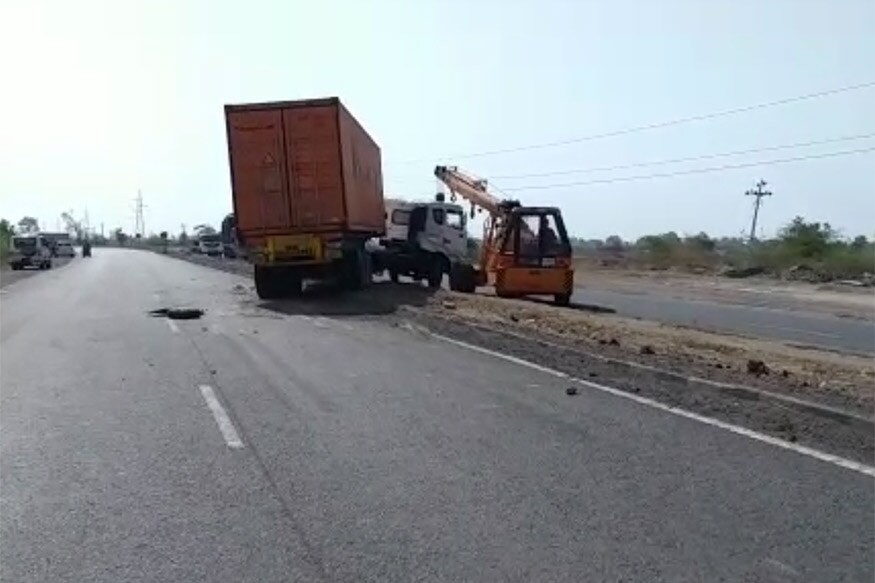 સુરેન્દ્રનગર : લીમડી ચોટીલા નેશનલ હાઇવે પર બે કાર અને કન્ટેનર વચ્ચે ટ્રિપલ અકસ્માતનો બનાવ સામે આવ્યો છે. અકસ્માત બાદ કન્ટેનર ચાલક કન્ટેનર મૂકીને ફરાર થઈ ગયો હતો. અકસ્માતમાં ત્રણ લોકો ઘાયલ થયા છે. સુરેન્દ્રનગર : લીમડી ચોટીલા નેશનલ હાઇવે પર બે કાર અને કન્ટેનર વચ્ચે ટ્રિપલ અકસ્માતનો બનાવ સામે આવ્યો છે. અકસ્માત બાદ કન્ટેનર ચાલક કન્ટેનર મૂકીને ફરાર થઈ ગયો હતો. અકસ્માતમાં ત્રણ લોકો ઘાયલ થયા છે.