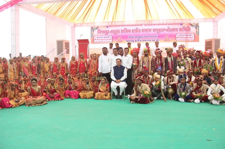 વિજાપુર તાલુકાના ખરોડ ગામે ક્ષત્રિય ઠાકોર સમાજ વિકાસ યાત્રા દ્વારા આયોજીત ત્રીજા સમુહ લગ્નોત્સવમાં ઉપસ્થિત મુખ્યમંત્રી વિજયભાઇ રૂપાણીએ પ્રભુતા પગલા માંડનારા ૬૪ નવદંપતિઓને આર્શીવાદ આપતાં જણાવ્યું હતું કે, દરેક પરીવારની ઇચ્છા હોય છે કે પોતાની દિકરીના લગ્ન ધામધુમથી થાય તેવા મા-બાપની આ ચિંતા સમૂહ લગ્નોત્સવથી દૂર થાય છે. સમૂહ લગ્નોત્સવ થકી આયોજકો દીકરીના મા-બાપ બને છે. વિજાપુર તાલુકાના ખરોડ ગામે ક્ષત્રિય ઠાકોર સમાજ વિકાસ યાત્રા દ્વારા આયોજીત ત્રીજા સમુહ લગ્નોત્સવમાં ઉપસ્થિત મુખ્યમંત્રી વિજયભાઇ રૂપાણીએ પ્રભુતા પગલા માંડનારા ૬૪ નવદંપતિઓને આર્શીવાદ આપતાં જણાવ્યું હતું કે, દરેક પરીવારની ઇચ્છા હોય છે કે પોતાની દિકરીના લગ્ન ધામધુમથી થાય તેવા મા-બાપની આ ચિંતા સમૂહ લગ્નોત્સવથી દૂર થાય છે. સમૂહ લગ્નોત્સવ થકી આયોજકો દીકરીના મા-બાપ બને છે.