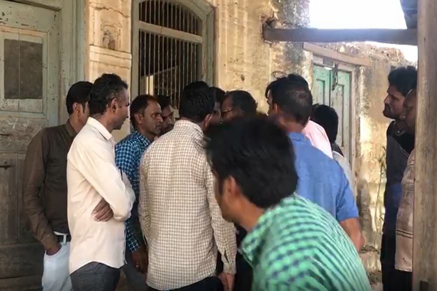 મહત્વનું છે કે ખંભીસરમાં ડાહ્યાભાઈ પુંજાભાઈ રાઠોડના પુત્ર જયેશના લગ્નનો વરઘોડો રવિવારે બપોરે કાઢવા માટે પોલીસ બંદોબસ્ત મંગાયો હતો. તે ગામમાં આ પહેલા અનુસૂચિત જાતિના કોઈનો વરઘોડો નીકળ્યો ન હતો. ગઇકાલે ફરીથી પોલીસ બંદોબસ્ત સાથે વરઘોડો કાઢવામાં આવ્યો હતો. મહત્વનું છે કે ખંભીસરમાં ડાહ્યાભાઈ પુંજાભાઈ રાઠોડના પુત્ર જયેશના લગ્નનો વરઘોડો રવિવારે બપોરે કાઢવા માટે પોલીસ બંદોબસ્ત મંગાયો હતો. તે ગામમાં આ પહેલા અનુસૂચિત જાતિના કોઈનો વરઘોડો નીકળ્યો ન હતો. ગઇકાલે ફરીથી પોલીસ બંદોબસ્ત સાથે વરઘોડો કાઢવામાં આવ્યો હતો.