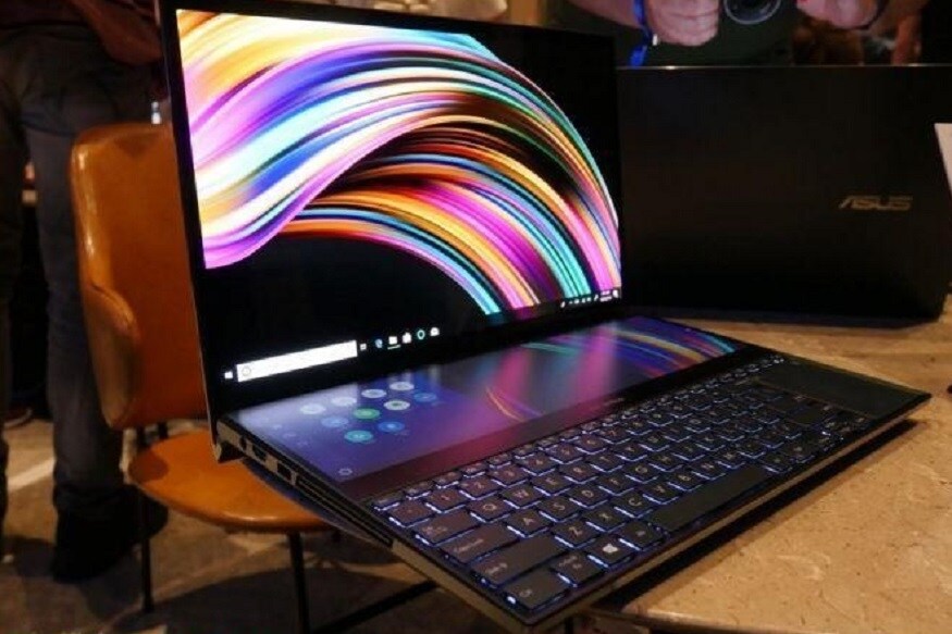 આ લેપટોપમાં 15.6-ઇંચ 4K UHD OLED HDR ટચ સ્ક્રીન ડિસ્પ્લે છે. કે જેનાથી યૂઝર્સ કોઇપણ વિન્ડોને બીજી સ્ક્રીનમાં ડ્રેગ કરી શકે છે. મેન સ્ક્રીનમાં આસુસે નેનો એઝ ડિઝાઇનનો ઉપયોગ કર્યો છે., એટલે કે આ ડિસ્પ્લેમાં ચાર અને ખૂબ પાતળી બેઝલ્સ આપવામાં આવી છે. આ લેપટોપમાં 15.6-ઇંચ 4K UHD OLED HDR ટચ સ્ક્રીન ડિસ્પ્લે છે. કે જેનાથી યૂઝર્સ કોઇપણ વિન્ડોને બીજી સ્ક્રીનમાં ડ્રેગ કરી શકે છે. મેન સ્ક્રીનમાં આસુસે નેનો એઝ ડિઝાઇનનો ઉપયોગ કર્યો છે., એટલે કે આ ડિસ્પ્લેમાં ચાર અને ખૂબ પાતળી બેઝલ્સ આપવામાં આવી છે.