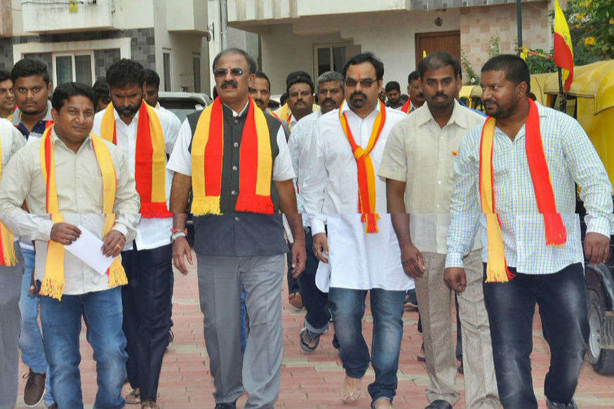 જોકે, આ મામલો પ્રકાશમાં આવતાં જ મહાદેવપુરાના ધારાસભ્ય અરવિંદ લિંબાવલ્લી પર નજર રાખવામાં આવી રહી છે. મહાદેવપુરામાં બીજેપીના ધારાસભ્ય છે. તેઓ કર્ણાટકના બીજેપી મહાસચિવ પણ છે. તેમની સાથે આ ઓટો ડ્રાઇવર સાથે ઉઠક-બેઠક હોવાનું કહેવાય છે. જોકે, આ મામલો પ્રકાશમાં આવતાં જ મહાદેવપુરાના ધારાસભ્ય અરવિંદ લિંબાવલ્લી પર નજર રાખવામાં આવી રહી છે. મહાદેવપુરામાં બીજેપીના ધારાસભ્ય છે. તેઓ કર્ણાટકના બીજેપી મહાસચિવ પણ છે. તેમની સાથે આ ઓટો ડ્રાઇવર સાથે ઉઠક-બેઠક હોવાનું કહેવાય છે.
