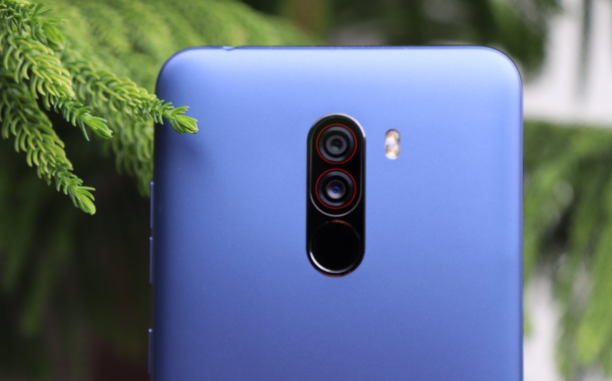 Poco F1ના 6 જીબી + 64 GB સ્ટોરેજ વેરિએન્ટમાં જુનો ફોન એક્સચેન્જ કરવા પર 2000 રૂપિયાનું કેશબેક મળશે. જો કે, Poco પોકો એફ 1ના 8 જીબી સ્ટોરેજ + 256 જીબી અને તેના ક્લેવર એડિશન પર 3,000 રૂપિયાનું ડિસ્કાઉન્ટ મળી રહ્યું છે. 8 GB ની + 256 GB સ્ટોરેજની કિંમત 27,999 રુપિયા છે. ઓફરમાં 24,999 રુપિયામાં ખરીદી શકાય છે. Poco F1ના 6 જીબી + 64 GB સ્ટોરેજ વેરિએન્ટમાં જુનો ફોન એક્સચેન્જ કરવા પર 2000 રૂપિયાનું કેશબેક મળશે. જો કે, Poco પોકો એફ 1ના 8 જીબી સ્ટોરેજ + 256 જીબી અને તેના ક્લેવર એડિશન પર 3,000 રૂપિયાનું ડિસ્કાઉન્ટ મળી રહ્યું છે. 8 GB ની + 256 GB સ્ટોરેજની કિંમત 27,999 રુપિયા છે. ઓફરમાં 24,999 રુપિયામાં ખરીદી શકાય છે.