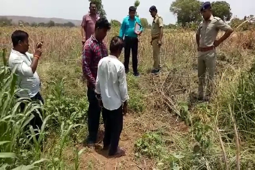 રાત્રે લાશને ઘરમાં જ મૂકી રાખી બીજા દિવસે બપોરે એક વાગ્યે મોતીજી કેશાજી ચૌહાણની મદદથી ખેતરમાં લઇ જઇ ખાડો ખોદી લાશને દાટી દીધી હતી. આ દરમિયાન ખેતરમાં કામ કરતા વિષ્ણુજી ચૌહાણ જોઇ જતા તેમની નજીક આવ્યો હતો. મોઢા પરનુ મીણીયુ હટાવી જોતા ભવાનજી ઉર્ફે ભલાની હત્યા થઇ હોવાની ખબર પડતા વિષ્ણુજી હેબતાઇ ગયો હતો. તેને જાનથી મારી નાખવાની ધમકી આપવામાં આવી હતી ત્યારથી તે ગભરાઈ ગયો હતો. રાત્રે લાશને ઘરમાં જ મૂકી રાખી બીજા દિવસે બપોરે એક વાગ્યે મોતીજી કેશાજી ચૌહાણની મદદથી ખેતરમાં લઇ જઇ ખાડો ખોદી લાશને દાટી દીધી હતી. આ દરમિયાન ખેતરમાં કામ કરતા વિષ્ણુજી ચૌહાણ જોઇ જતા તેમની નજીક આવ્યો હતો. મોઢા પરનુ મીણીયુ હટાવી જોતા ભવાનજી ઉર્ફે ભલાની હત્યા થઇ હોવાની ખબર પડતા વિષ્ણુજી હેબતાઇ ગયો હતો. તેને જાનથી મારી નાખવાની ધમકી આપવામાં આવી હતી ત્યારથી તે ગભરાઈ ગયો હતો.