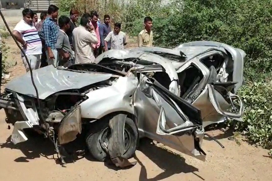 અમદાવાદ વડોદરા એક્સપ્રેસ વે પર કાર પલટી ખાતા 4 લોકોનાં મોત નીપજતા અરેરાટી ફેલાઇ ગઇ છે. આ કાર મહારાષ્ટ્ર પાસિંગની છે. પોલીસે ઘટના સ્થળે પહોંચીને વધુ તપાસ હાથ ધરી છે. અમદાવાદ વડોદરા એક્સપ્રેસ વે પર કાર પલટી ખાતા 4 લોકોનાં મોત નીપજતા અરેરાટી ફેલાઇ ગઇ છે. આ કાર મહારાષ્ટ્ર પાસિંગની છે. પોલીસે ઘટના સ્થળે પહોંચીને વધુ તપાસ હાથ ધરી છે.