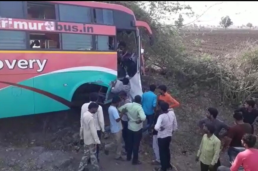ગઢડા ગોપીનાથજી મંદિર કમિટીની આજે ચૂંટણી યોજાઇ રહી છે. જયારે તા.6ને સોમવારના રોજ મતગણતરી યોજાશે. તો આ ચૂંટણીમાં સવારથી જ મોટી સંખ્યામાં લોકો મતદાન કરવા આવી રહ્યાં છે. જેમાં બોટાદ રોડ પર વોલ્વો બસ અને કાર વચ્ચે અકસ્માત સર્જાયો છે. બસમાં મતદારો સવાર હતાં. સદનસીબે આ દુર્ઘટનામાં કોઇ જાનહાની નથી થઇ. ગઢડા ગોપીનાથજી મંદિર કમિટીની આજે ચૂંટણી યોજાઇ રહી છે. જયારે તા.6ને સોમવારના રોજ મતગણતરી યોજાશે. તો આ ચૂંટણીમાં સવારથી જ મોટી સંખ્યામાં લોકો મતદાન કરવા આવી રહ્યાં છે. જેમાં બોટાદ રોડ પર વોલ્વો બસ અને કાર વચ્ચે અકસ્માત સર્જાયો છે. બસમાં મતદારો સવાર હતાં. સદનસીબે આ દુર્ઘટનામાં કોઇ જાનહાની નથી થઇ.