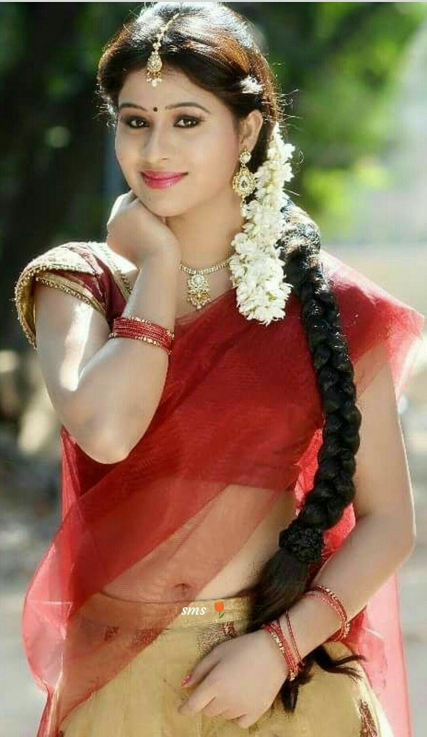 મિથુન રાશિ- આ રાશિની મહિલાઓ ખુબજ મિલનસાર હોય છે. તેમનો આ સ્વભાવ પુરૂષોને ખુબ પસંદ પડે છે આ રાશિની મહિલાઓ પર પુરૂષો તેમનું બધુ જ ન્યોછાવર કરવા તૈયાર થઇ જાય છે. આ રાશિની મહિલાઓની અપ્સરાઓ સાથે તુલના કરવામાં આવી છે. એવુ કહેવાય છે કે આ રાશિની મહિલાઓ ઋષિઓને આકર્ષિત કરનારી રંભા અને મોહિનીની જેમ પુરૂષોને આકર્ષિત કરે છે. આ મહિલાઓ વય વધવા છતા પણ સુંદર અને જવાન જોવા મળે છે. તેમની સુંદરતા જ પુરૂષોને દિવાના બનાવે છે. મિથુન રાશિ- આ રાશિની મહિલાઓ ખુબજ મિલનસાર હોય છે. તેમનો આ સ્વભાવ પુરૂષોને ખુબ પસંદ પડે છે આ રાશિની મહિલાઓ પર પુરૂષો તેમનું બધુ જ ન્યોછાવર કરવા તૈયાર થઇ જાય છે. આ રાશિની મહિલાઓની અપ્સરાઓ સાથે તુલના કરવામાં આવી છે. એવુ કહેવાય છે કે આ રાશિની મહિલાઓ ઋષિઓને આકર્ષિત કરનારી રંભા અને મોહિનીની જેમ પુરૂષોને આકર્ષિત કરે છે. આ મહિલાઓ વય વધવા છતા પણ સુંદર અને જવાન જોવા મળે છે. તેમની સુંદરતા જ પુરૂષોને દિવાના બનાવે છે.