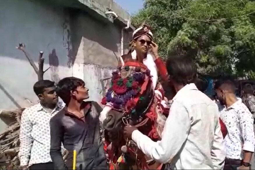 મહેસાણાનાં ડીવાયએસપી, મંજીતા વણઝારાએ આ અંગે જણાવ્યું કે, 'લ્હોર ગામમા ગત 7 મેનાં રોજ મનુભાઇ ભીખાભાઇ પરમારના પુત્ર મેહુલના લગ્નનો વરઘોડો નિકળ્યો હતો. જે મુદ્દે બીજા દિવસે ગામના આગેવાનોએ વિરોધ કરી તમે ગામમા વરઘોડો તમારી મર્યાદામા કાઢો તેવી ગર્ભીત ધમકી આપી હતી. ત્યાર બાદ ગામમા સાંજે આગેવાનો અને ગામજનોએ ભેગા થઇ દલિતોને કોઇપણ જીવન જરુરી ચીજ વસ્તુઓ નહી આપવાનો અને તેમની સાથે પ્રેમભર્યુ વર્તન કરનારને 5 હજાર રૂપિયાનો દંડ કરવાની જાહેરાત કર્યાની બાબત ધ્યાને આવતા પોલીસ અધિકારીઓ સાથે દલિત પરિવારોની મુલાકાત લીધી હતી.' મહેસાણાનાં ડીવાયએસપી, મંજીતા વણઝારાએ આ અંગે જણાવ્યું કે, 'લ્હોર ગામમા ગત 7 મેનાં રોજ મનુભાઇ ભીખાભાઇ પરમારના પુત્ર મેહુલના લગ્નનો વરઘોડો નિકળ્યો હતો. જે મુદ્દે બીજા દિવસે ગામના આગેવાનોએ વિરોધ કરી તમે ગામમા વરઘોડો તમારી મર્યાદામા કાઢો તેવી ગર્ભીત ધમકી આપી હતી. ત્યાર બાદ ગામમા સાંજે આગેવાનો અને ગામજનોએ ભેગા થઇ દલિતોને કોઇપણ જીવન જરુરી ચીજ વસ્તુઓ નહી આપવાનો અને તેમની સાથે પ્રેમભર્યુ વર્તન કરનારને 5 હજાર રૂપિયાનો દંડ કરવાની જાહેરાત કર્યાની બાબત ધ્યાને આવતા પોલીસ અધિકારીઓ સાથે દલિત પરિવારોની મુલાકાત લીધી હતી.'