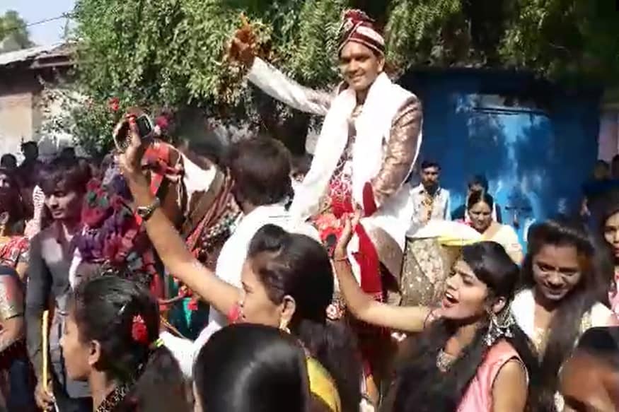 મહેસાણા કડીનાં લ્હોર ગામમાં 3 દિવસ પહેલા દલિત સમાજનાં એક યુવકે ગામમાં ધોડા પર ચઢીને વરધોડો કાઢતા દલિત પરિવારોનો ગામમાંથી બહિષ્કાર કરાયો છે. જેના કારણે દલિતોને ગામમાં અનાજ, પાણીથી માંડીને કોઇપણ વસ્તુ સાથે સાથે રીક્ષામાં બેસવા પણ દેવામાં આવતા નથી. આ દલિત પરિવારો સાથે જે કોઇપણ સારો વ્યવહાર કરે તો તેને 5 હજારનો દંડ કરવાનું પણ ફરમાન કાઢવામાં આવ્યું છે. જેની સામે દલિતોએ પોલીસ રક્ષણ માંગતા તંત્ર દોડતું થયુ છે. મહેસાણા કડીનાં લ્હોર ગામમાં 3 દિવસ પહેલા દલિત સમાજનાં એક યુવકે ગામમાં ધોડા પર ચઢીને વરધોડો કાઢતા દલિત પરિવારોનો ગામમાંથી બહિષ્કાર કરાયો છે. જેના કારણે દલિતોને ગામમાં અનાજ, પાણીથી માંડીને કોઇપણ વસ્તુ સાથે સાથે રીક્ષામાં બેસવા પણ દેવામાં આવતા નથી. આ દલિત પરિવારો સાથે જે કોઇપણ સારો વ્યવહાર કરે તો તેને 5 હજારનો દંડ કરવાનું પણ ફરમાન કાઢવામાં આવ્યું છે. જેની સામે દલિતોએ પોલીસ રક્ષણ માંગતા તંત્ર દોડતું થયુ છે.