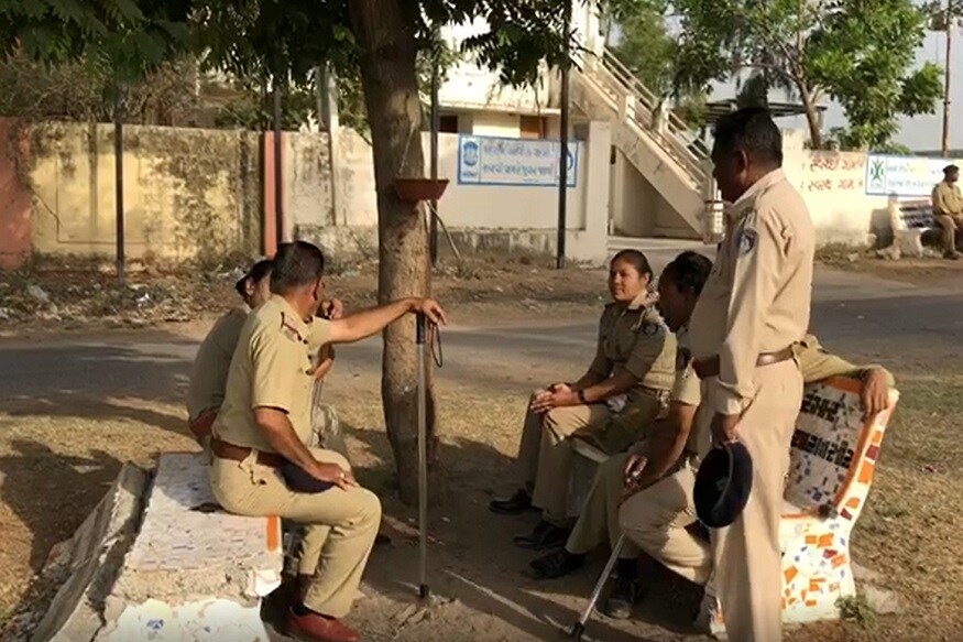 જેથી ત્યાં PI, 6 PSI અને 50થી વધુ કર્મચારીનો બંદોબસ્ત પુરો પાડયો હતો. ચાર વાગ્યે વરઘોડો નીકળ્યો ત્યારે વિરોધ કરનાર અન્ય સમાજના લોકોએ માર્ગો પર હવન અને મહિલાઓએ ભજન શરૂ કર્યા હતા. જેથી પોલીસે મહિલાઓને હટી જવા કહ્યું અને વરઘોડો કાઢનાર પરિવારને સમજાવવા પ્રયાસ કર્યો હતો. પરંતુ એકેય પક્ષ માન્યા નહોતા. અંતે સાંજે સાત વાગ્યે ભજન હતા તે માર્ગ ઉપરથી વરઘોડો કાઢવાનો પ્રયત્ન થતાં પથ્થરમારો શરૂ થઈ ગયો હતો. સોમવારે એટલે આજે વધારાની પોલીસ અને SRPની એક કંપની ઉતારવામાં આવી છે. જેથી ત્યાં PI, 6 PSI અને 50થી વધુ કર્મચારીનો બંદોબસ્ત પુરો પાડયો હતો. ચાર વાગ્યે વરઘોડો નીકળ્યો ત્યારે વિરોધ કરનાર અન્ય સમાજના લોકોએ માર્ગો પર હવન અને મહિલાઓએ ભજન શરૂ કર્યા હતા. જેથી પોલીસે મહિલાઓને હટી જવા કહ્યું અને વરઘોડો કાઢનાર પરિવારને સમજાવવા પ્રયાસ કર્યો હતો. પરંતુ એકેય પક્ષ માન્યા નહોતા. અંતે સાંજે સાત વાગ્યે ભજન હતા તે માર્ગ ઉપરથી વરઘોડો કાઢવાનો પ્રયત્ન થતાં પથ્થરમારો શરૂ થઈ ગયો હતો. સોમવારે એટલે આજે વધારાની પોલીસ અને SRPની એક કંપની ઉતારવામાં આવી છે.
