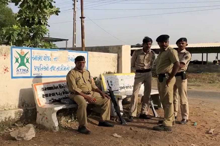 ગઇકાલે આ ઘટનામાં બે ઇજાગ્રસ્તને અમદાવાદનાં સિવિલ હોસ્પિટલમાં મોડી રાતે લાવવામાં આવ્યાં હતાં. હાલ ખંભીસર ગામમાં ભારેલા અગ્નિ જેવી સ્થિતિ છે. ગઇકાલે પથ્થરમારામાં બેન્ડ અને ડીજેમાં પણ તોડફોડ થઈ હતી. પોલીસના સરકારી વાહન ઉપરાંત અન્ય ત્રણ વાહનોને પણ નુકસાન થયું હતું. ગઇકાલે આ ઘટનામાં બે ઇજાગ્રસ્તને અમદાવાદનાં સિવિલ હોસ્પિટલમાં મોડી રાતે લાવવામાં આવ્યાં હતાં. હાલ ખંભીસર ગામમાં ભારેલા અગ્નિ જેવી સ્થિતિ છે. ગઇકાલે પથ્થરમારામાં બેન્ડ અને ડીજેમાં પણ તોડફોડ થઈ હતી. પોલીસના સરકારી વાહન ઉપરાંત અન્ય ત્રણ વાહનોને પણ નુકસાન થયું હતું.