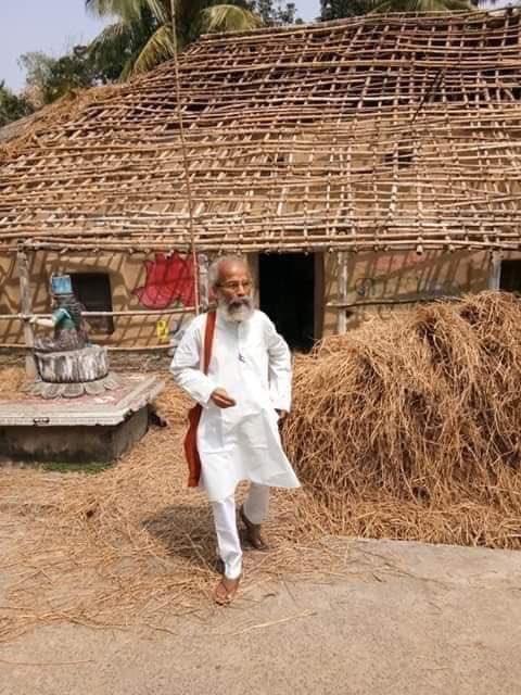 સોશિયલ મીડિયામાં આજકાલ તેમની ખૂબ ચર્ચા ચાલી રહી છે. સારંગીએ લગ્ન પણ નથી કર્યા. સારંગી એક નાના ઝૂંપડાંમાં રહે છે. તેમની આર્થિક સ્થિત ખૂબ જ નબળી છે પરંતુ સ્થાનિકો પર તેમની ખૂબ સારી પકડ છે. સોશિયલ મીડિયામાં આજકાલ તેમની ખૂબ ચર્ચા ચાલી રહી છે. સારંગીએ લગ્ન પણ નથી કર્યા. સારંગી એક નાના ઝૂંપડાંમાં રહે છે. તેમની આર્થિક સ્થિત ખૂબ જ નબળી છે પરંતુ સ્થાનિકો પર તેમની ખૂબ સારી પકડ છે.