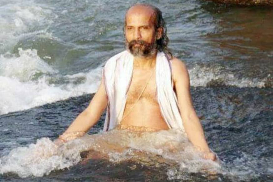 ટ્વીટર યૂઝર્સ સુલગના દેસે તેમની તસવીર શેર કરતાં લખ્યું કે સારંગીએ લગ્ન નથી કર્યા, તેમની માતાનું ગત વર્ષે જ નિધન થયું હતું. તેમનું એક નાનકડું ઘર છે જે માટીનું છે. અને તેઓ સાઇકલ ચલાવે છે. ગ્રાઉન્ડ લેવલે તેમની મજબૂત પકડ છે. ટ્વીટર યૂઝર્સ સુલગના દેસે તેમની તસવીર શેર કરતાં લખ્યું કે સારંગીએ લગ્ન નથી કર્યા, તેમની માતાનું ગત વર્ષે જ નિધન થયું હતું. તેમનું એક નાનકડું ઘર છે જે માટીનું છે. અને તેઓ સાઇકલ ચલાવે છે. ગ્રાઉન્ડ લેવલે તેમની મજબૂત પકડ છે.
