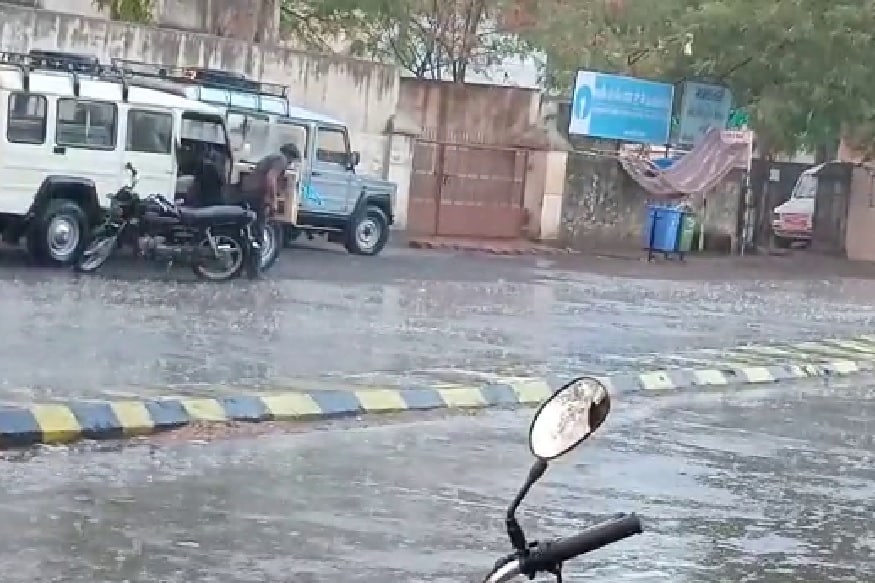 દક્ષિણપશ્ચિમ રાજસ્થાનમાં સર્જાયેલા અપર એર સાયક્લોનિક સર્ક્યુલેશનને કારણે અમદાવાદ સહિત રાજ્યભરમાં ગરમીમાં ઘટાડો નોંધાયો છે. સરેરાશ મહતમ તાપમાન 40 ડિગ્રીથી નીચે જ નોંધાયું છે આ ઉપરાંત બફારાનું પ્રમાણ પણ વધ્યું છે. આ અસરને કારણે બનાસકાંઠા, અરવલ્લી અને અંબાજીમાં વાતાવરણ પલટો થતા કમોસમી વરસાદ પડ્યો છે. હજી ઉત્તર ગુજરાત, સૌરાષ્ટ્ર-કચ્છમાં આગામી બે દિવસ હળવા વરસાદની હવામાન વિભાગ દ્વારા આગાહી કરવામાં આવી છે. દક્ષિણપશ્ચિમ રાજસ્થાનમાં સર્જાયેલા અપર એર સાયક્લોનિક સર્ક્યુલેશનને કારણે અમદાવાદ સહિત રાજ્યભરમાં ગરમીમાં ઘટાડો નોંધાયો છે. સરેરાશ મહતમ તાપમાન 40 ડિગ્રીથી નીચે જ નોંધાયું છે આ ઉપરાંત બફારાનું પ્રમાણ પણ વધ્યું છે. આ અસરને કારણે બનાસકાંઠા, અરવલ્લી અને અંબાજીમાં વાતાવરણ પલટો થતા કમોસમી વરસાદ પડ્યો છે. હજી ઉત્તર ગુજરાત, સૌરાષ્ટ્ર-કચ્છમાં આગામી બે દિવસ હળવા વરસાદની હવામાન વિભાગ દ્વારા આગાહી કરવામાં આવી છે.