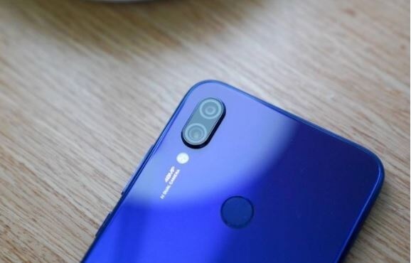 Redmi Note 7 Pro માં 48MP નો રિયર કેમેરા આપવામાં આવ્યો છે. જેમાં Sony IMX586 ઇમેજ સેંસર છે અને આ સાથે જ તેમાં 5MP નું ડેપ્થ સેન્સર પણ સામેલ છે. સ્માર્ટફોન ઘણા AI ડિટેક્શન, AI લાઇટ ટ્રેલ અને AI પોટ્રેટ 2.0 મોડની સાથે આવે છે. આ સ્માર્ટફોન 4K વીડિયો રેકોર્ડિંગ સપોર્ટ સાથે આવે છે. સેલ્ફી માટે આ સ્માર્ટફોનમાં 13MP નો ફ્રંટ કેમેરા આપવામાં આવ્યો છે Redmi Note 7 Pro માં 48MP નો રિયર કેમેરા આપવામાં આવ્યો છે. જેમાં Sony IMX586 ઇમેજ સેંસર છે અને આ સાથે જ તેમાં 5MP નું ડેપ્થ સેન્સર પણ સામેલ છે. સ્માર્ટફોન ઘણા AI ડિટેક્શન, AI લાઇટ ટ્રેલ અને AI પોટ્રેટ 2.0 મોડની સાથે આવે છે. આ સ્માર્ટફોન 4K વીડિયો રેકોર્ડિંગ સપોર્ટ સાથે આવે છે. સેલ્ફી માટે આ સ્માર્ટફોનમાં 13MP નો ફ્રંટ કેમેરા આપવામાં આવ્યો છે