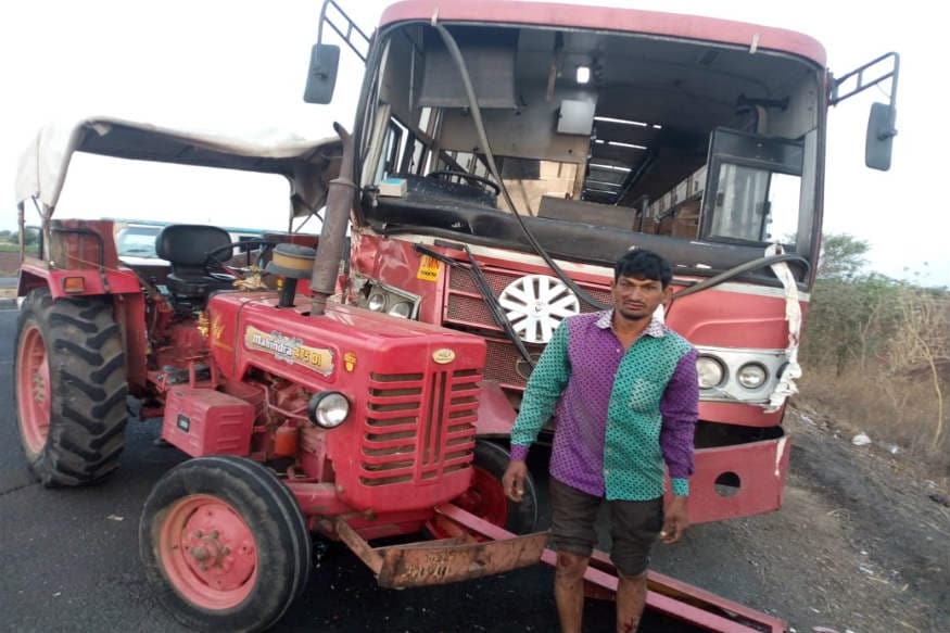 આજે વહેલી સવારે સવારે રાજકોટ લીમડી હાઇવે ટ્રેકટર અને એસ.ટી. બસ વચ્ચે ગમખ્વાર અકસ્માત સર્જાયો હતો. મજૂરોથી ભરેલું એક ટ્રેકટર એસટી સાથે અથડાતા ટ્રેકટરમાં સવાર મજૂરો ઘાયલ થયા હતા. અકસ્માતના પગલે સાત લોકો ઘાયલ થયા હતા. ઘાયલ થયેલાં લોકોને સારવાર મળે તે માટે તાત્કાલિક 108ને જાણ કરવામાં આવી હતી. આજે વહેલી સવારે સવારે રાજકોટ લીમડી હાઇવે ટ્રેકટર અને એસ.ટી. બસ વચ્ચે ગમખ્વાર અકસ્માત સર્જાયો હતો. મજૂરોથી ભરેલું એક ટ્રેકટર એસટી સાથે અથડાતા ટ્રેકટરમાં સવાર મજૂરો ઘાયલ થયા હતા. અકસ્માતના પગલે સાત લોકો ઘાયલ થયા હતા. ઘાયલ થયેલાં લોકોને સારવાર મળે તે માટે તાત્કાલિક 108ને જાણ કરવામાં આવી હતી.