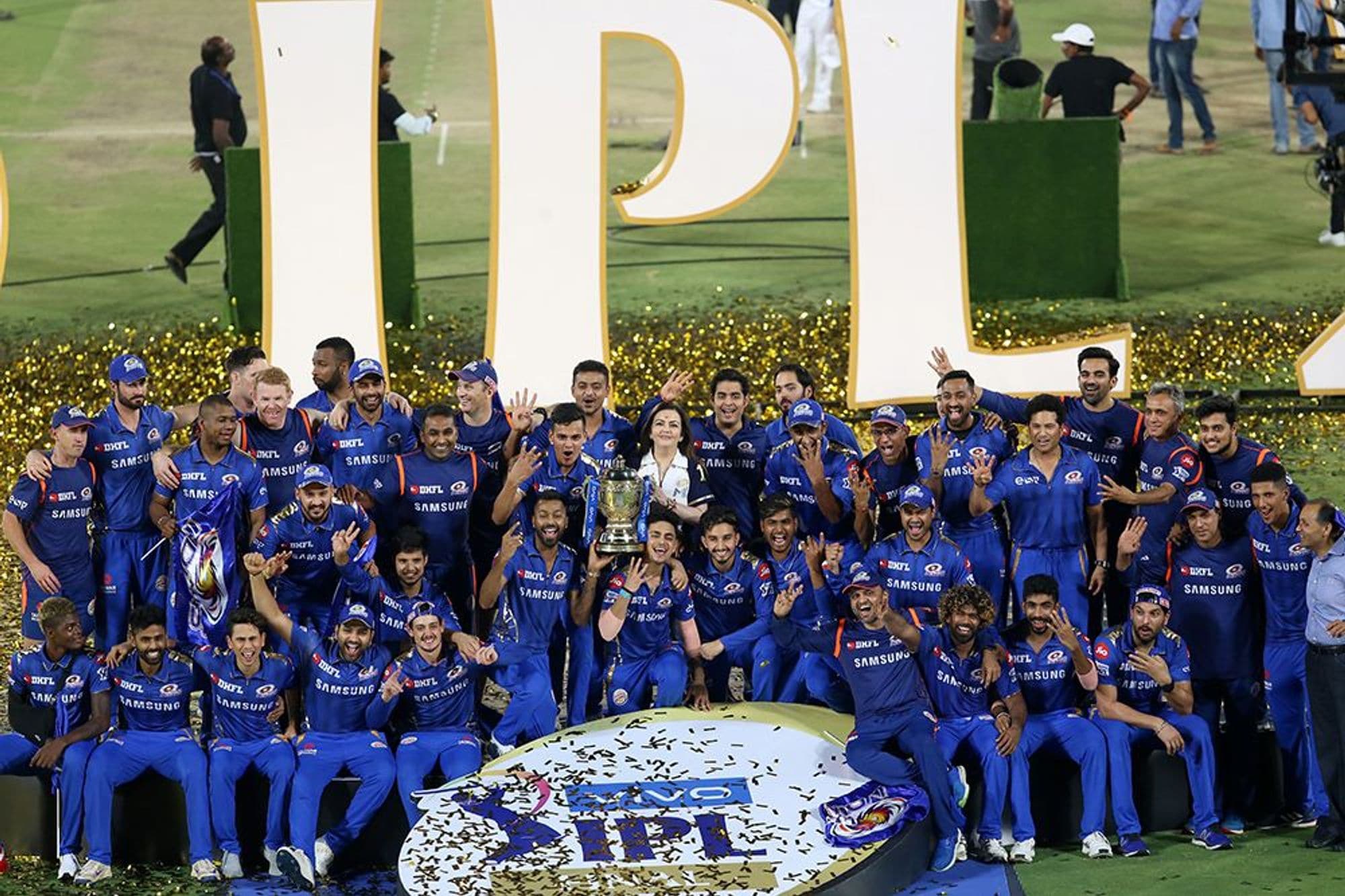 મુંબઈ ઇન્ડિયન્સે IPL 2019ની ફાઇનલમાં ચેન્નાઈ સુપરકિંગ્સને એક રને રોમાંચક અંદાજમાં હરાવીને રેકોર્ડ ચોથી વખત ટ્રોફી પોતાના નામે કરી છે. હવે આ ચેમ્પિયન ટીમના ઘણા ખેલાડી 30 મે થી ઇંગ્લેન્ડમાં શરુ થનાર વર્લ્ડ કપમાં જોવા મળશે. દુનિયાની આ ચર્ચિત લીગમાં રમવાનો ફાયદો મળશે તે નક્કી છે. મુંબઈની ટીમમાં રમનાર ખેલાડી વર્લ્ડ કપમાં ભાગ લેશે. જેમાં ભારતના રોહિત શર્મા, હાર્દિક પંડ્યા, જસપ્રીત બુમરાહ, શ્રીલંકાના લસિથ મલિંગા, ઓસ્ટ્રેલિયાના જેસન બેહરનડોફ, દક્ષિણ આફ્રિકાના ક્વિન્ટોન ડી કોક અને વેસ્ટ ઇન્ડીઝના ઇવિન લુઈસનો સમાવેશ થાય છે. મુંબઈ ઇન્ડિયન્સે IPL 2019ની ફાઇનલમાં ચેન્નાઈ સુપરકિંગ્સને એક રને રોમાંચક અંદાજમાં હરાવીને રેકોર્ડ ચોથી વખત ટ્રોફી પોતાના નામે કરી છે. હવે આ ચેમ્પિયન ટીમના ઘણા ખેલાડી 30 મે થી ઇંગ્લેન્ડમાં શરુ થનાર વર્લ્ડ કપમાં જોવા મળશે. દુનિયાની આ ચર્ચિત લીગમાં રમવાનો ફાયદો મળશે તે નક્કી છે. મુંબઈની ટીમમાં રમનાર ખેલાડી વર્લ્ડ કપમાં ભાગ લેશે. જેમાં ભારતના રોહિત શર્મા, હાર્દિક પંડ્યા, જસપ્રીત બુમરાહ, શ્રીલંકાના લસિથ મલિંગા, ઓસ્ટ્રેલિયાના જેસન બેહરનડોફ, દક્ષિણ આફ્રિકાના ક્વિન્ટોન ડી કોક અને વેસ્ટ ઇન્ડીઝના ઇવિન લુઈસનો સમાવેશ થાય છે.