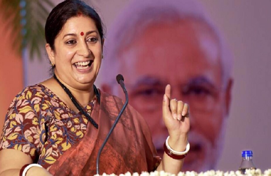 2011માં બીજેપીએ સ્મૃતિને ગુજરાતમાંથી રાજ્યસભામાં મોકલી હતી. 2014માં સ્મૃતિએ અમેઠીમાંથી રાહુલ ગાંધી સામે ચૂંટણી લડી હતી, આ ચૂંટણીમાં પણ સ્મૃતિની હાર થઈ હતી. જોકે, મોદી સરકારે સ્મૃતિને એચઆરડી મંત્રી બનાવી હતી. જુલાઈ, 2016માં સ્મૃતિના મંત્રાલયમાં બદલાવ કરવામાં આવ્યો અને તેણીને કાપડ મંત્રાલયની જવાબદારી સોંપવામાં આવી હતી. 2011માં બીજેપીએ સ્મૃતિને ગુજરાતમાંથી રાજ્યસભામાં મોકલી હતી. 2014માં સ્મૃતિએ અમેઠીમાંથી રાહુલ ગાંધી સામે ચૂંટણી લડી હતી, આ ચૂંટણીમાં પણ સ્મૃતિની હાર થઈ હતી. જોકે, મોદી સરકારે સ્મૃતિને એચઆરડી મંત્રી બનાવી હતી. જુલાઈ, 2016માં સ્મૃતિના મંત્રાલયમાં બદલાવ કરવામાં આવ્યો અને તેણીને કાપડ મંત્રાલયની જવાબદારી સોંપવામાં આવી હતી.