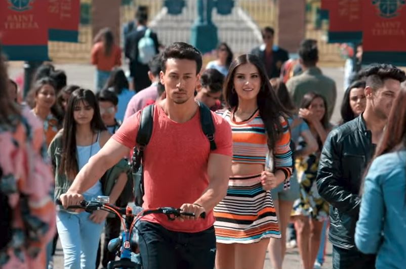 'સ્ટૂડન્ટ ઓફ ધ યર 2' પાછલા વીકે એટલે કે 10 મેના રોજ રીલિઝ થઇ હતી. પહેલાં દિવસે સારી શરૂઆત કરનારી આ ફિલ્મને ઘણા નેગેટિવ રિવ્યૂઝ મળ્યા હતા. જોકે, ફિલ્મમાં ટાઇગરના ઘણા વખાણ થયા છે. 'સ્ટૂડન્ટ ઓફ ધ યર 2' પાછલા વીકે એટલે કે 10 મેના રોજ રીલિઝ થઇ હતી. પહેલાં દિવસે સારી શરૂઆત કરનારી આ ફિલ્મને ઘણા નેગેટિવ રિવ્યૂઝ મળ્યા હતા. જોકે, ફિલ્મમાં ટાઇગરના ઘણા વખાણ થયા છે.