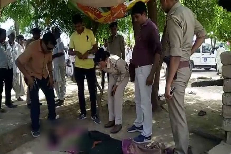 બનાસકાંઠામાં પતિએ પત્નીની હત્યા કર્યા બાદ ઝાડ સાથે દોરી વડે ગળાફાંસો ખાઇને આત્મહત્યા કર્યાની ઘટના બની હતી. વારંવાર થતાં ઝઘડાના કારણે ઉશ્કેરાયેલા પતિએ આ પગલું ભર્યું હોવાનું સુત્રો જણાવ્યી રહ્યા છે. આ અંગે પોલીસને જાણ થતાં થરાદ પોલીસ સ્ટેશનની ટીમ ઘટના સ્થળે પહોંચી હતી. અને પ્રાથમિક તપાસ હાથધરી હતી. (આનંદ જયસ્વાલ) બનાસકાંઠામાં પતિએ પત્નીની હત્યા કર્યા બાદ ઝાડ સાથે દોરી વડે ગળાફાંસો ખાઇને આત્મહત્યા કર્યાની ઘટના બની હતી. વારંવાર થતાં ઝઘડાના કારણે ઉશ્કેરાયેલા પતિએ આ પગલું ભર્યું હોવાનું સુત્રો જણાવ્યી રહ્યા છે. આ અંગે પોલીસને જાણ થતાં થરાદ પોલીસ સ્ટેશનની ટીમ ઘટના સ્થળે પહોંચી હતી. અને પ્રાથમિક તપાસ હાથધરી હતી. (આનંદ જયસ્વાલ)